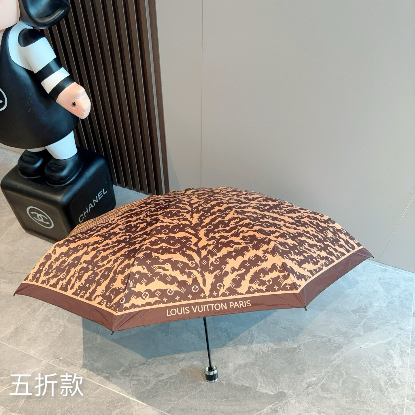  LOUIS VUITTON（路易威登）五折伞 热卖款 时尚指数爆表 不论晴天雨天使用都相得益彰 拥有它