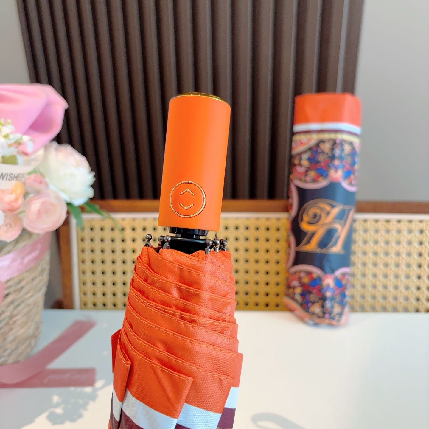 爱马仕（Hermès）   新款 极品H家三折自动伞重磅呈现 以其精湛的工艺技术和源源不断的想像力 新涂