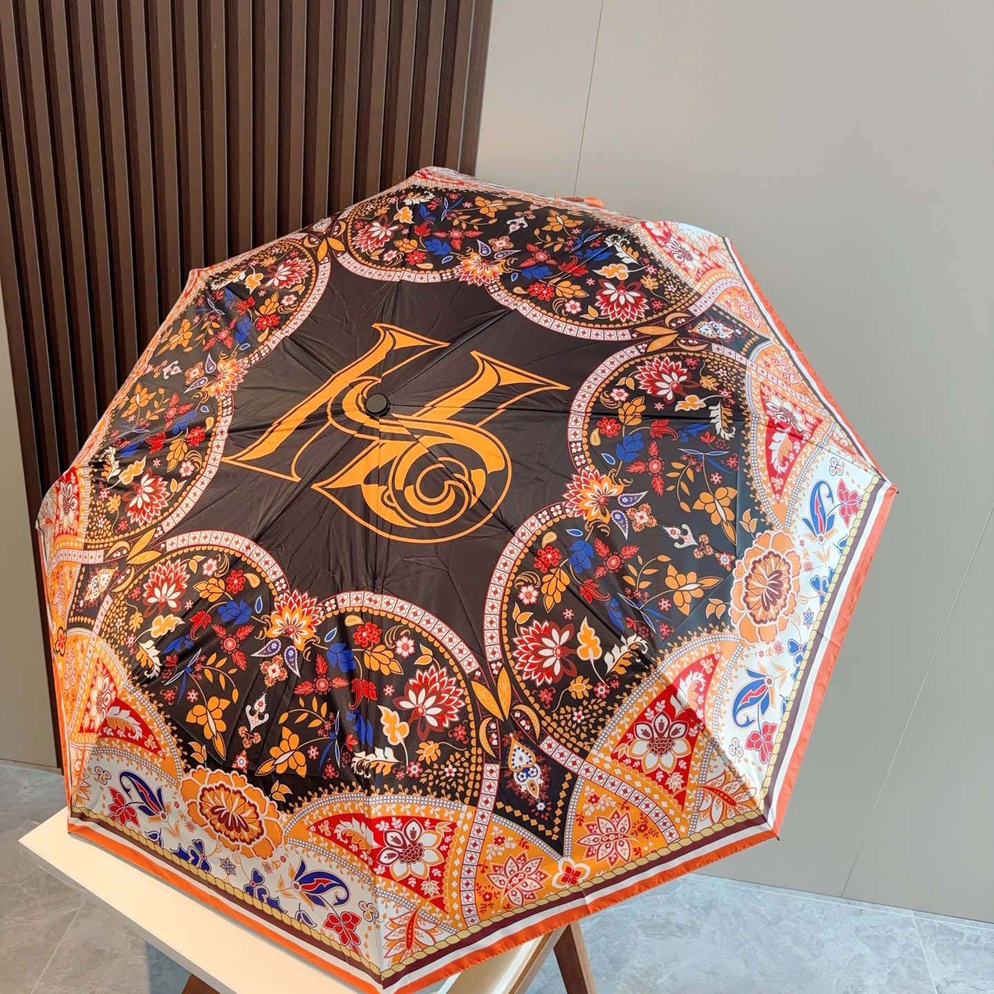 爱马仕（Hermès）   新款 极品H家三折自动伞重磅呈现 以其精湛的工艺技术和源源不断的想像力 新涂