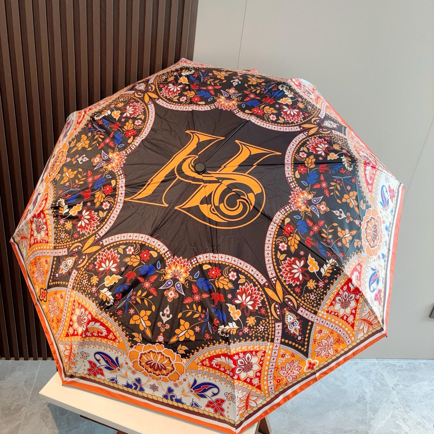 爱马仕（Hermès）   新款 极品H家三折自动伞重磅呈现 以其精湛的工艺技术和源源不断的想像力 新涂