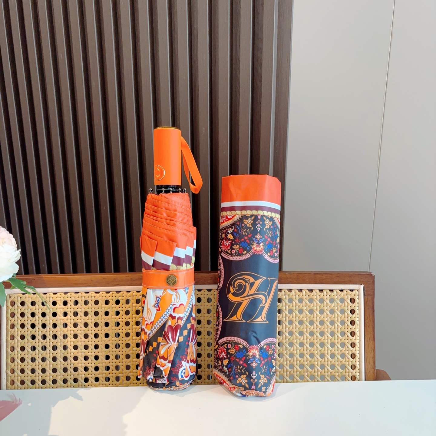 爱马仕（Hermès）   新款 极品H家三折自动伞重磅呈现 以其精湛的工艺技术和源源不断的想像力 新涂