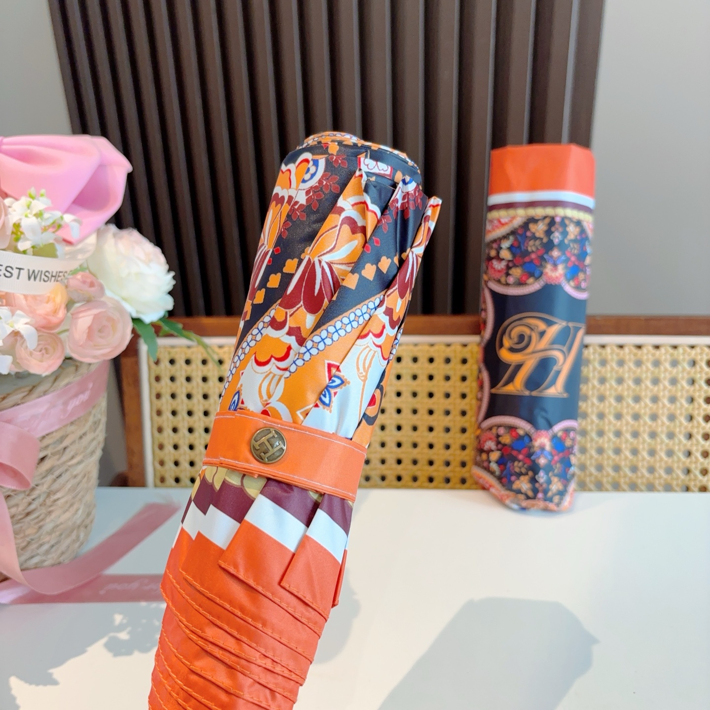 爱马仕（Hermès）   新款 极品H家三折自动伞重磅呈现 以其精湛的工艺技术和源源不断的想像力 新涂