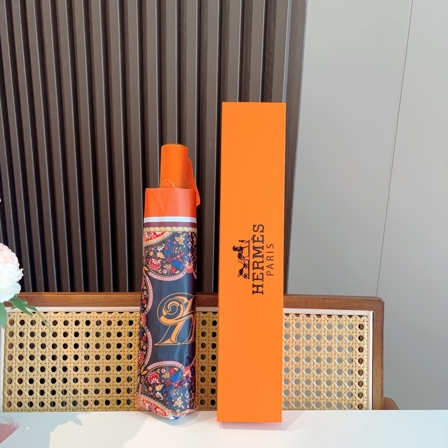 爱马仕（Hermès）   新款 极品H家三折自动伞重磅呈现 以其精湛的工艺技术和源源不断的想像力 新涂