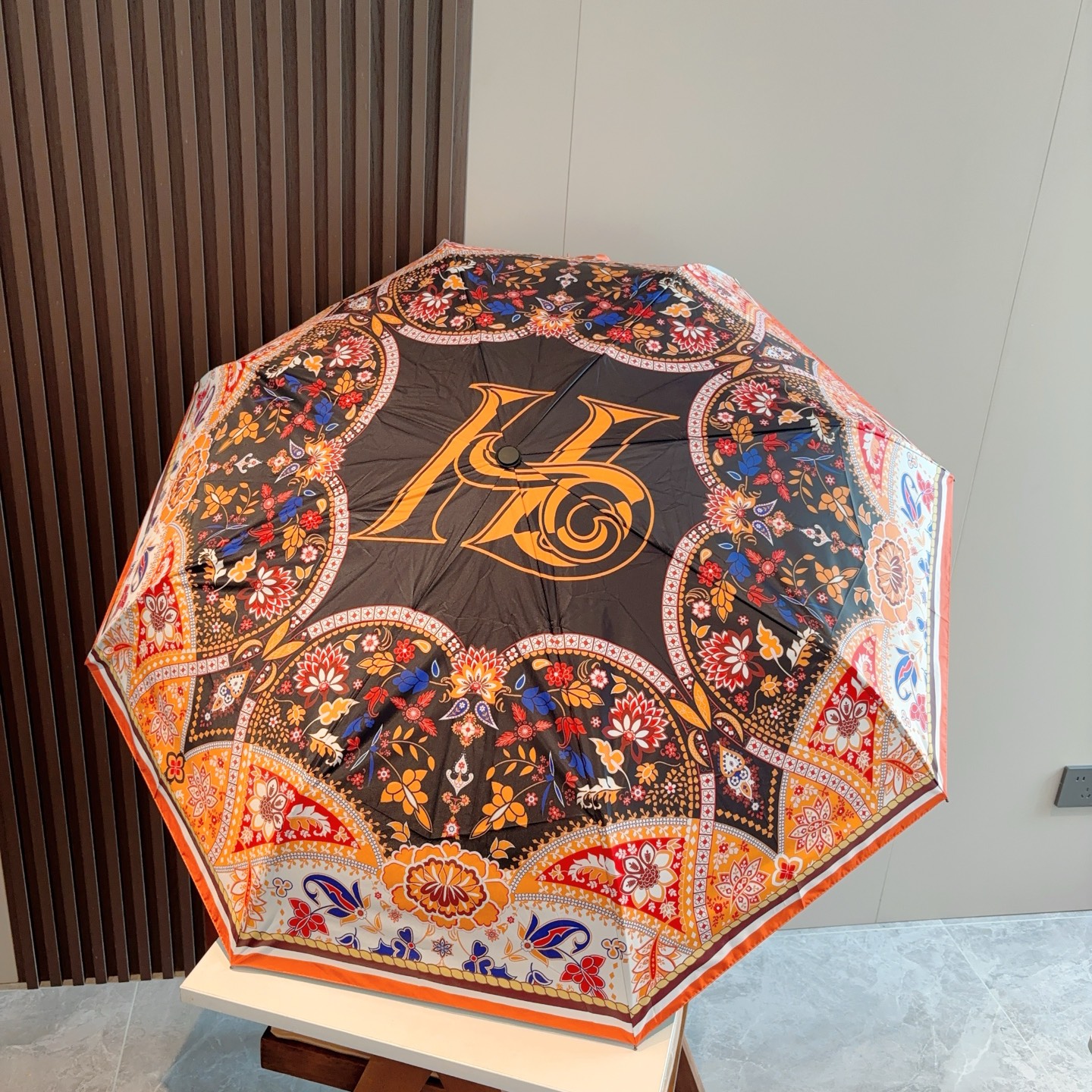 爱马仕（Hermès）   新款 极品H家三折自动伞重磅呈现 以其精湛的工艺技术和源源不断的想像力 新涂