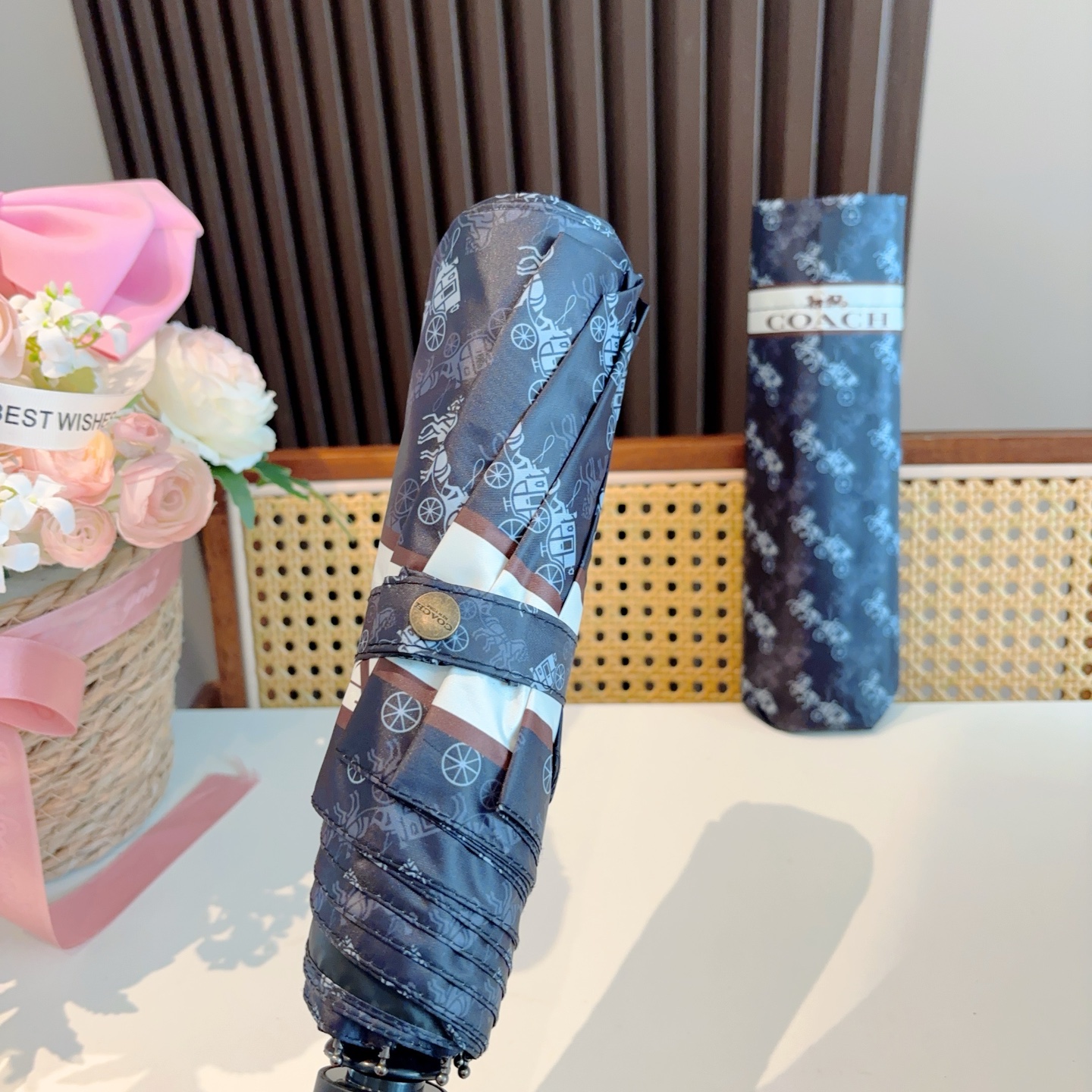 COACH（蔻驰）夏季新款 全自动折叠晴雨伞 
黑色涂层防晒有效阻隔紫外线99%，U价🉐F>50 
所以