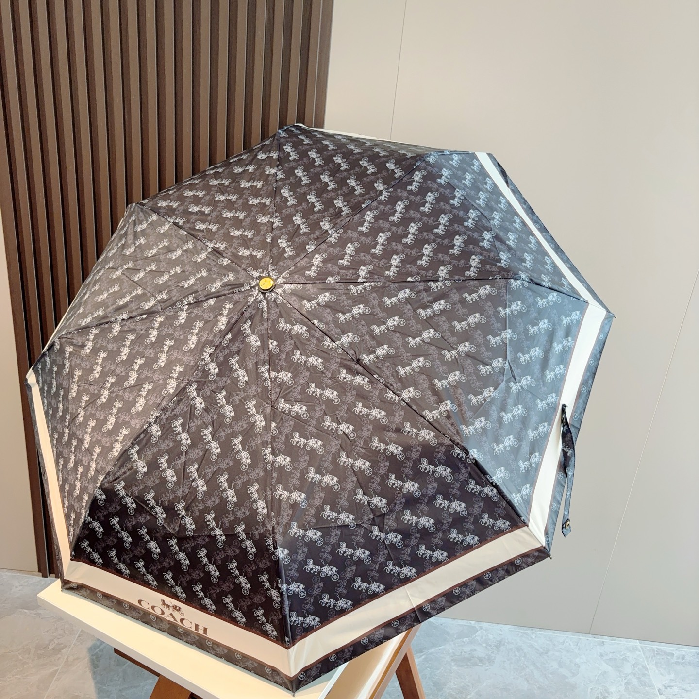 COACH（蔻驰）夏季新款 全自动折叠晴雨伞 
黑色涂层防晒有效阻隔紫外线99%，U价🉐F>50 
所以