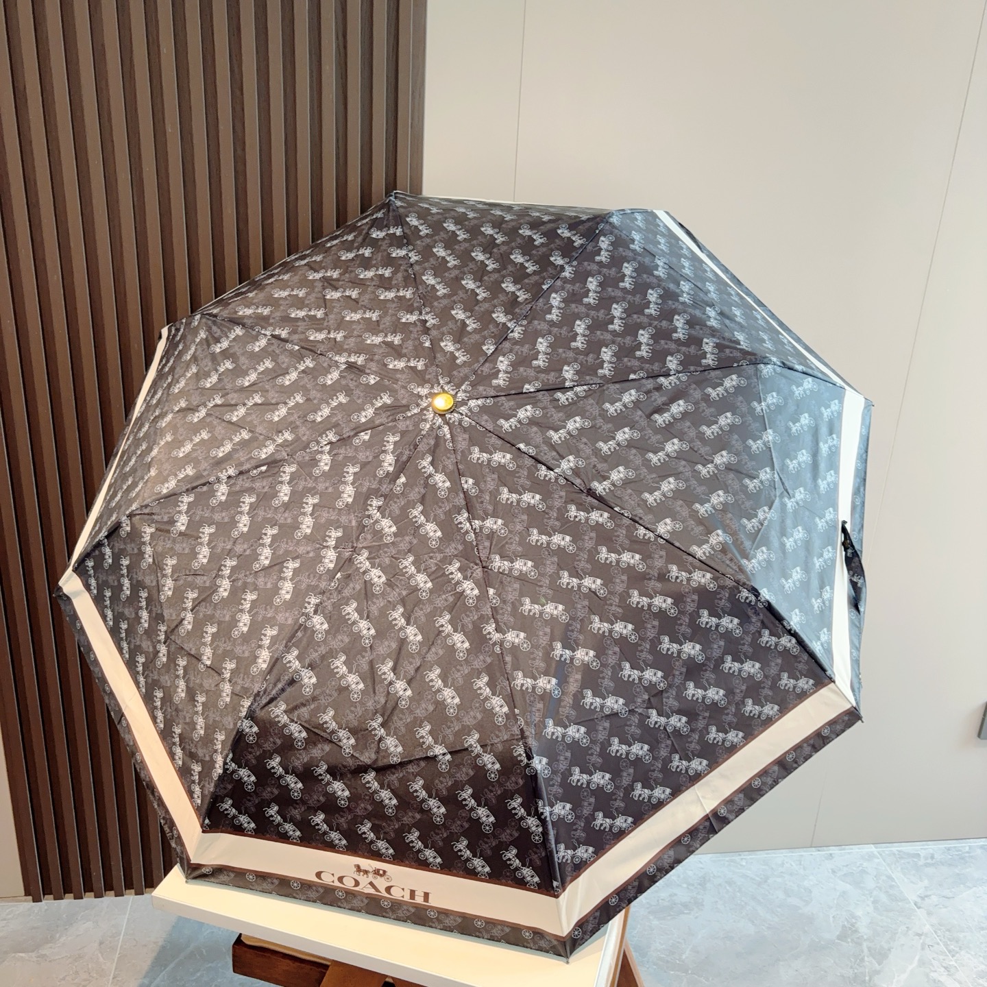 COACH（蔻驰）夏季新款 全自动折叠晴雨伞 
黑色涂层防晒有效阻隔紫外线99%，U价🉐F>50 
所以
