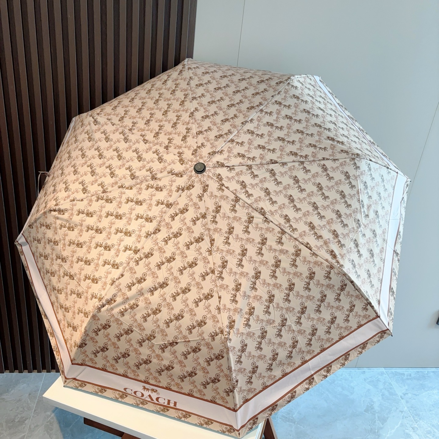 COACH（蔻驰）夏季新款 全自动折叠晴雨伞 
黑色涂层防晒有效阻隔紫外线99%，U价🉐F>50 
所以