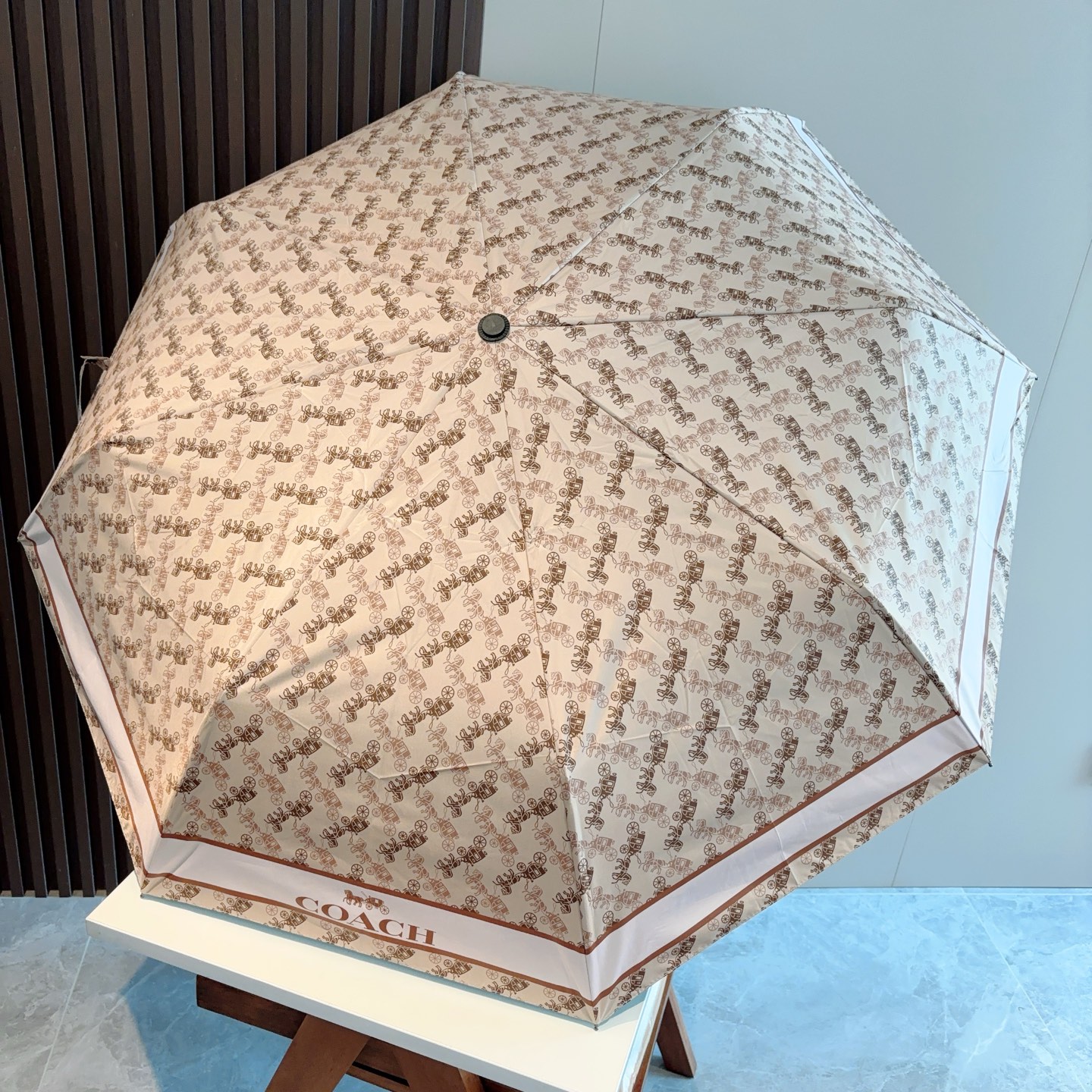 COACH（蔻驰）夏季新款 全自动折叠晴雨伞 
黑色涂层防晒有效阻隔紫外线99%，U价🉐F>50 
所以