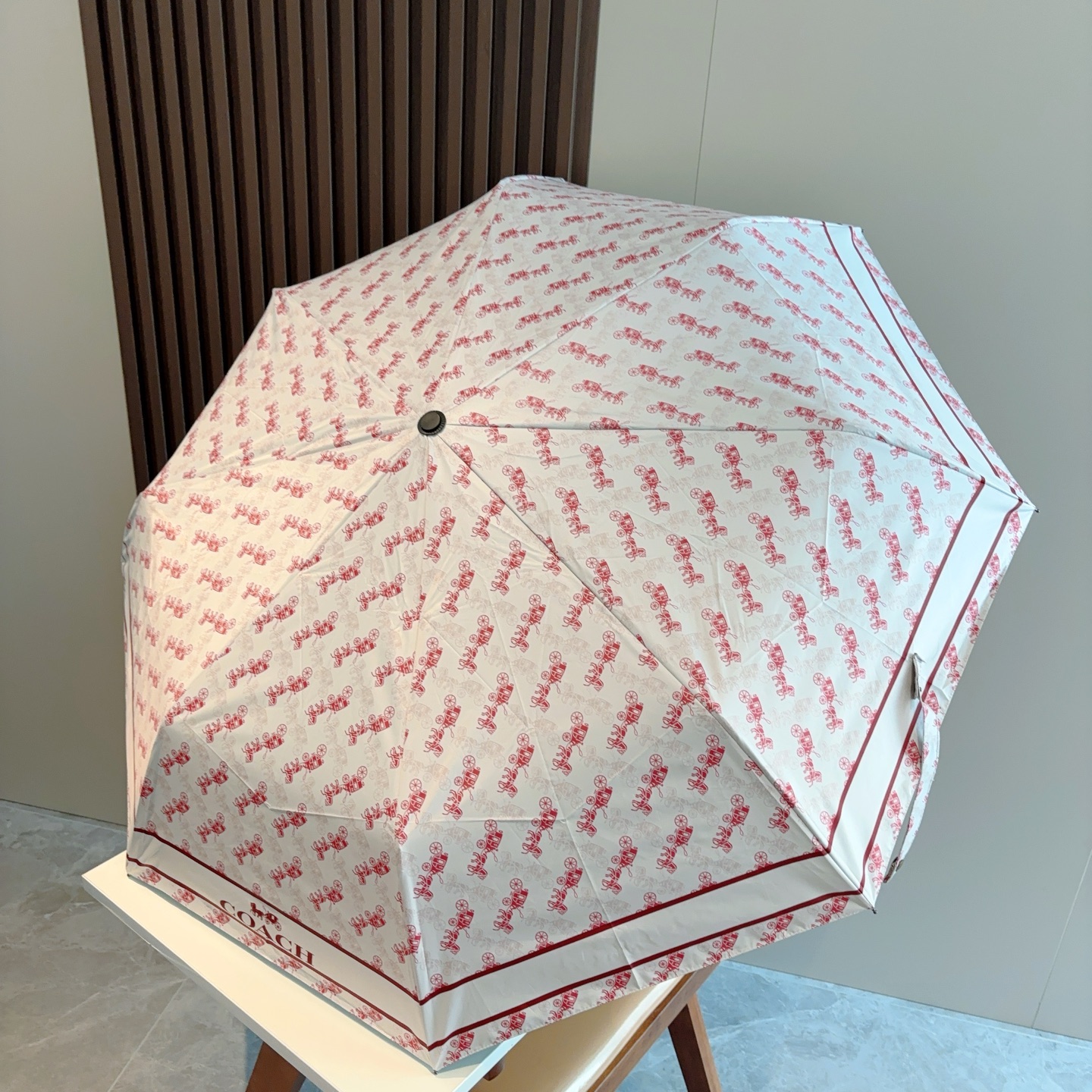 COACH（蔻驰）夏季新款 全自动折叠晴雨伞 
黑色涂层防晒有效阻隔紫外线99%，U价🉐F>50 
所以