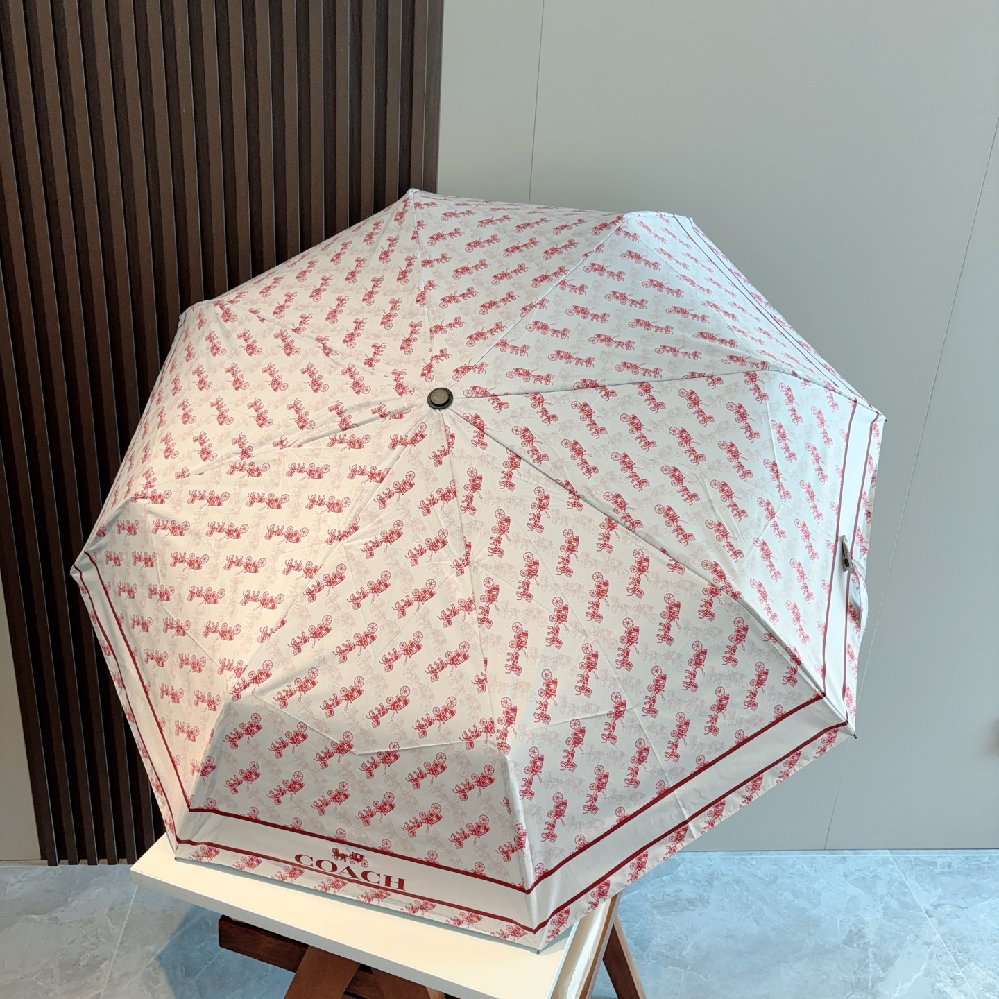 COACH（蔻驰）夏季新款 全自动折叠晴雨伞 
黑色涂层防晒有效阻隔紫外线99%，U价🉐F>50 
所以