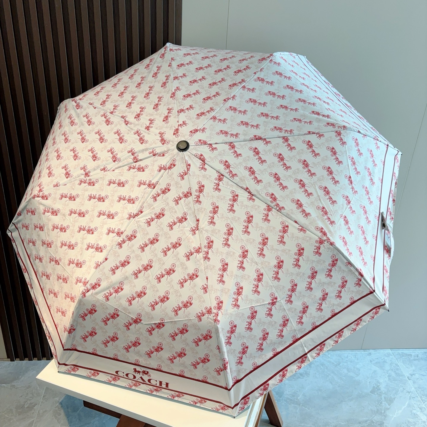 COACH（蔻驰）夏季新款 全自动折叠晴雨伞 
黑色涂层防晒有效阻隔紫外线99%，U价🉐F>50 
所以