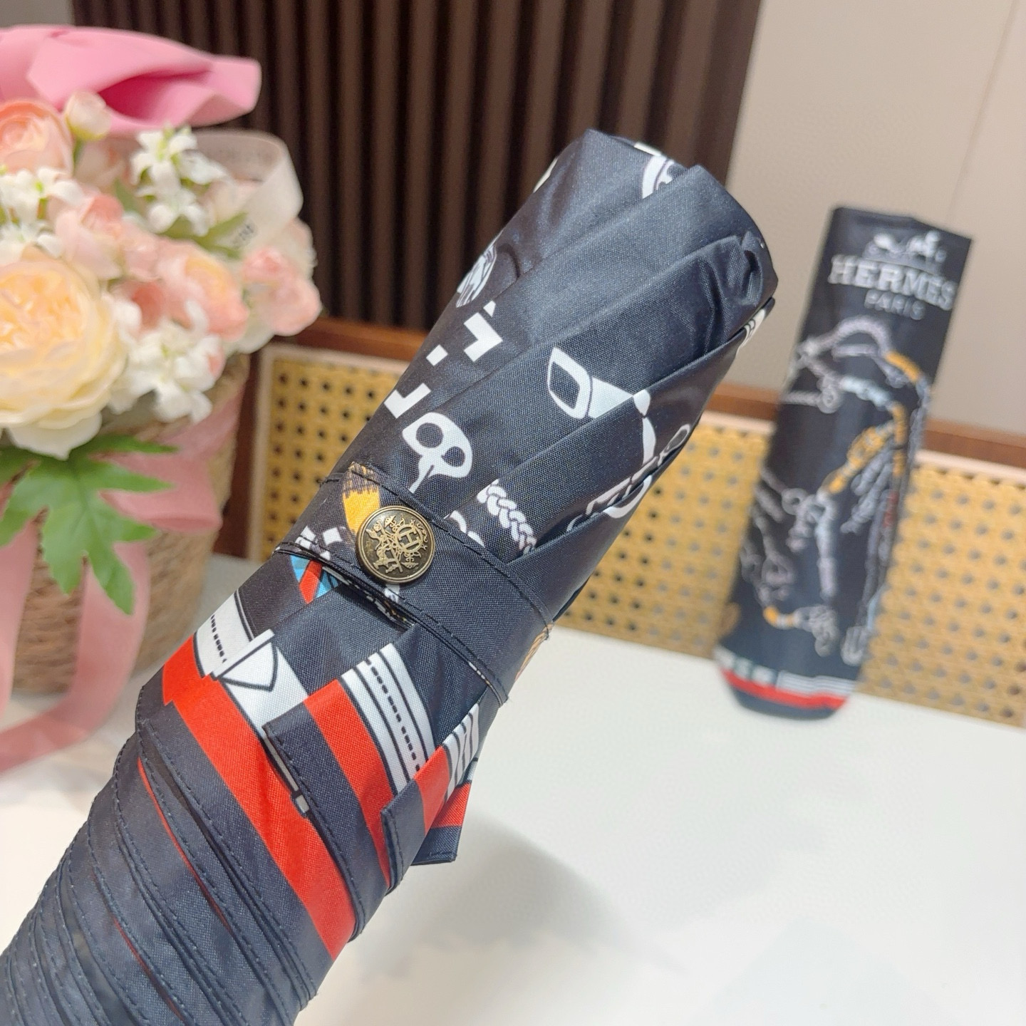 爱马仕（Hermès）   新款 极品H家三折自动伞重磅呈现 以其精湛的工艺技术和源源不断的想像力 新涂