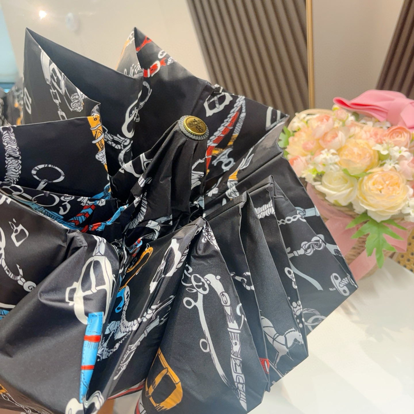 爱马仕（Hermès）   新款 极品H家三折自动伞重磅呈现 以其精湛的工艺技术和源源不断的想像力 新涂
