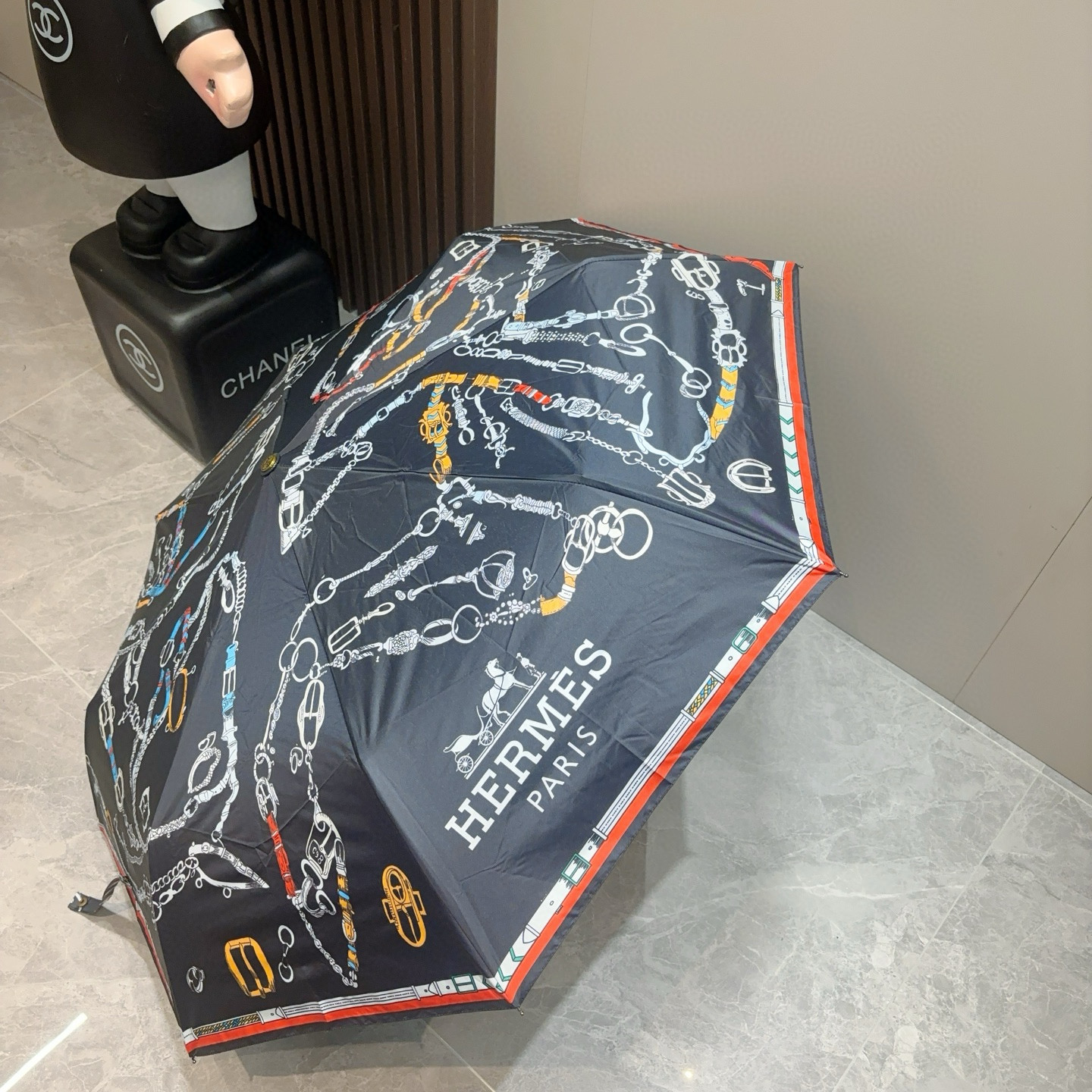 爱马仕（Hermès）   新款 极品H家三折自动伞重磅呈现 以其精湛的工艺技术和源源不断的想像力 新涂