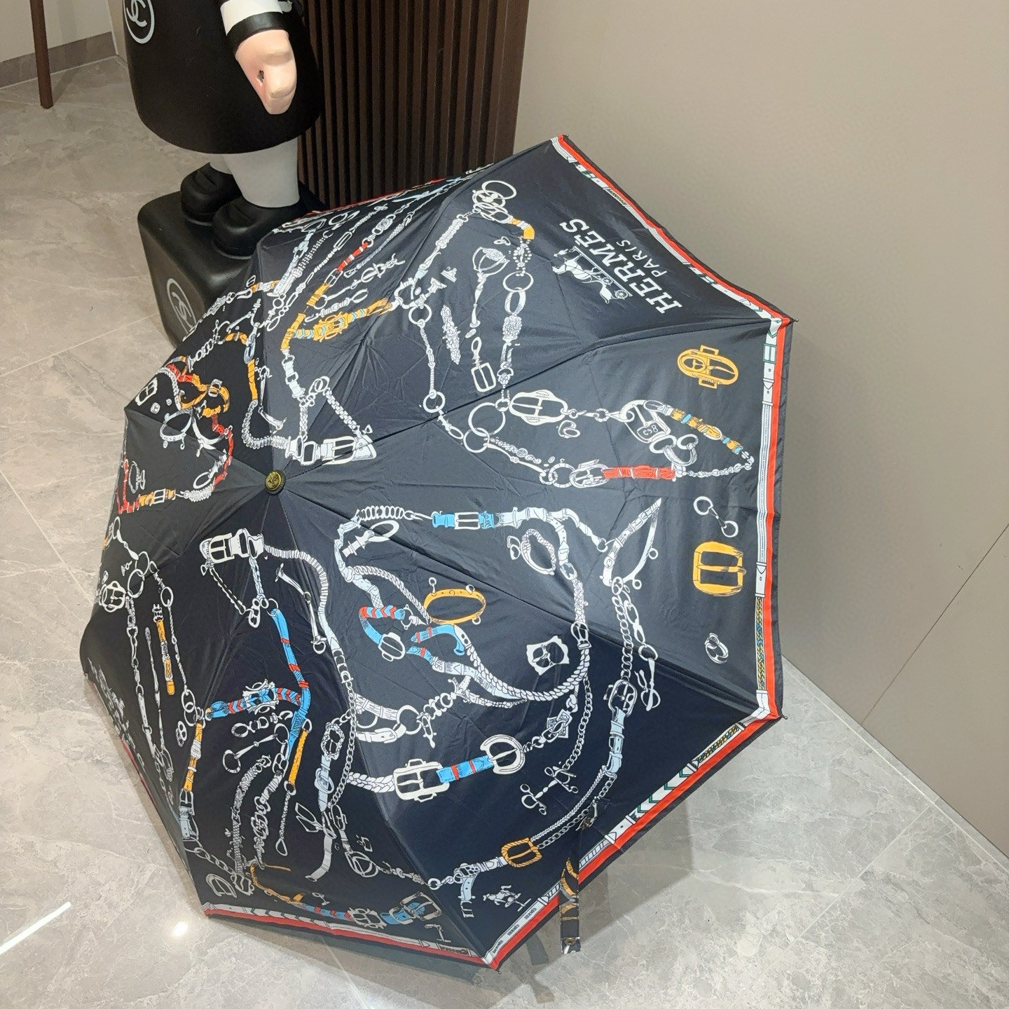 爱马仕（Hermès）   新款 极品H家三折自动伞重磅呈现 以其精湛的工艺技术和源源不断的想像力 新涂
