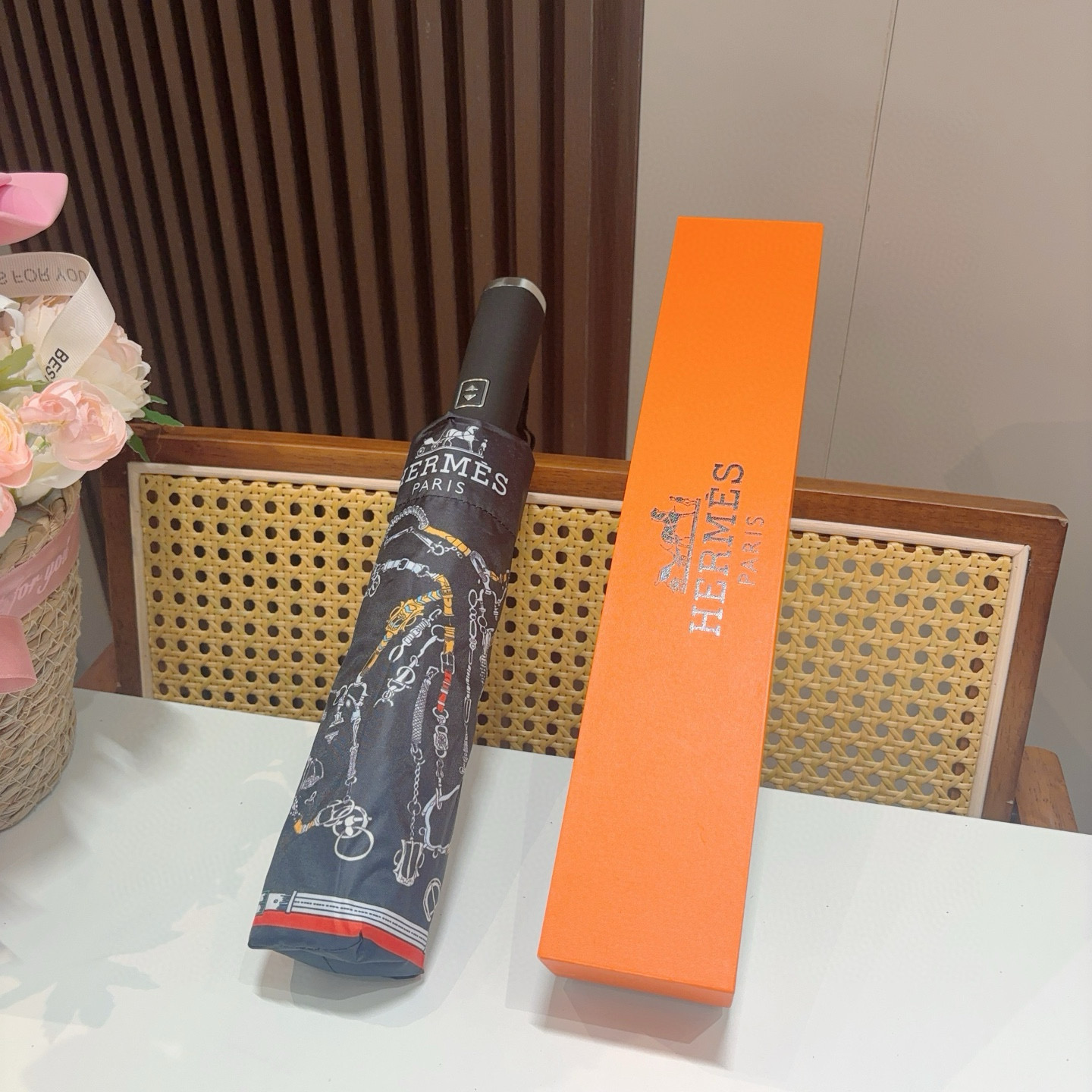 爱马仕（Hermès）   新款 极品H家三折自动伞重磅呈现 以其精湛的工艺技术和源源不断的想像力 新涂