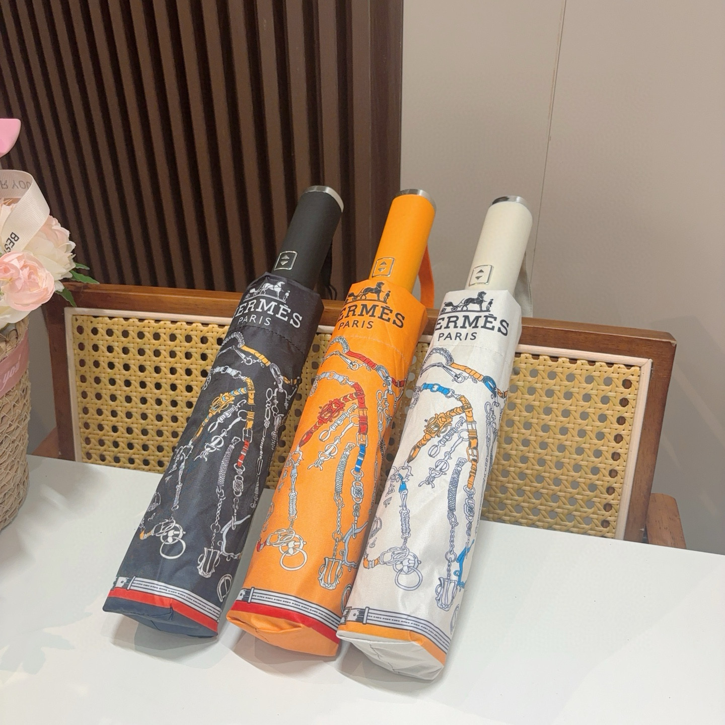 爱马仕（Hermès）   新款 极品H家三折自动伞重磅呈现 以其精湛的工艺技术和源源不断的想像力 新涂