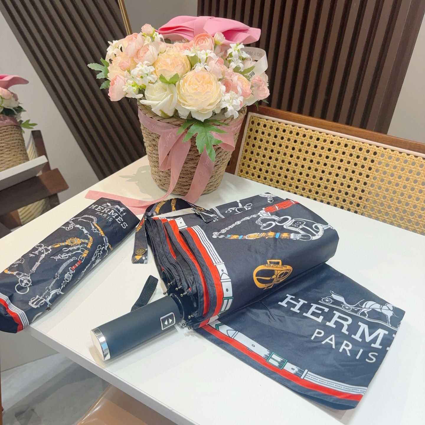 爱马仕（Hermès）   新款 极品H家三折自动伞重磅呈现 以其精湛的工艺技术和源源不断的想像力 新涂