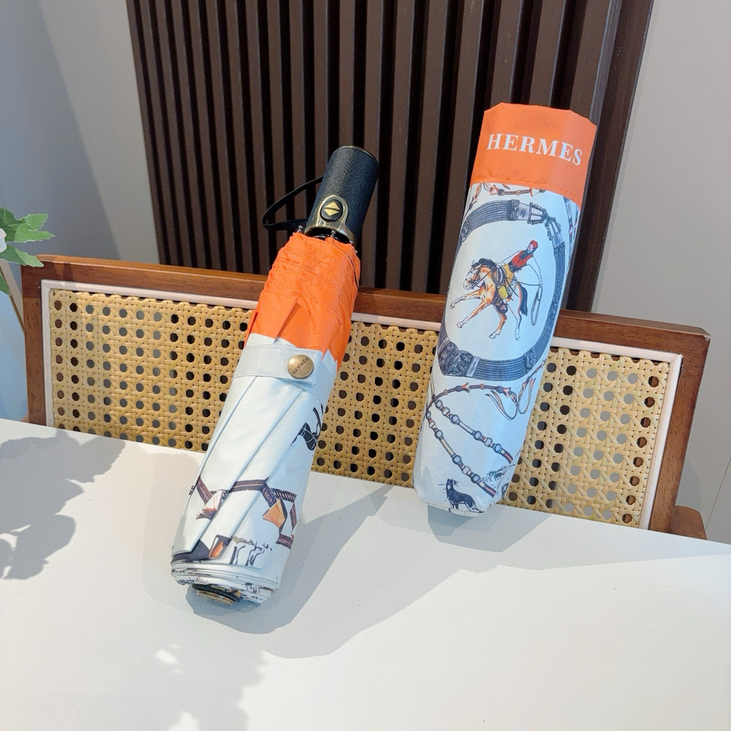 爱马仕（Hermès）   新款 极品H家三折自动伞重磅呈现 以其精湛的工艺技术和源源不断的想像力 新涂