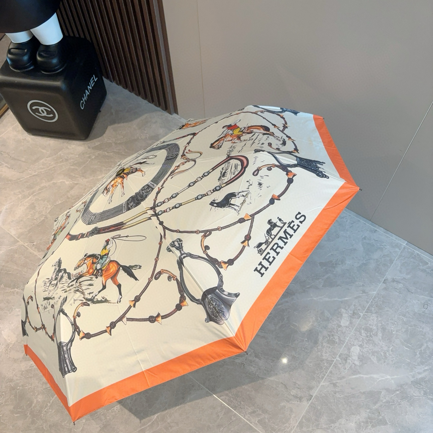 爱马仕（Hermès）   新款 极品H家三折自动伞重磅呈现 以其精湛的工艺技术和源源不断的想像力 新涂