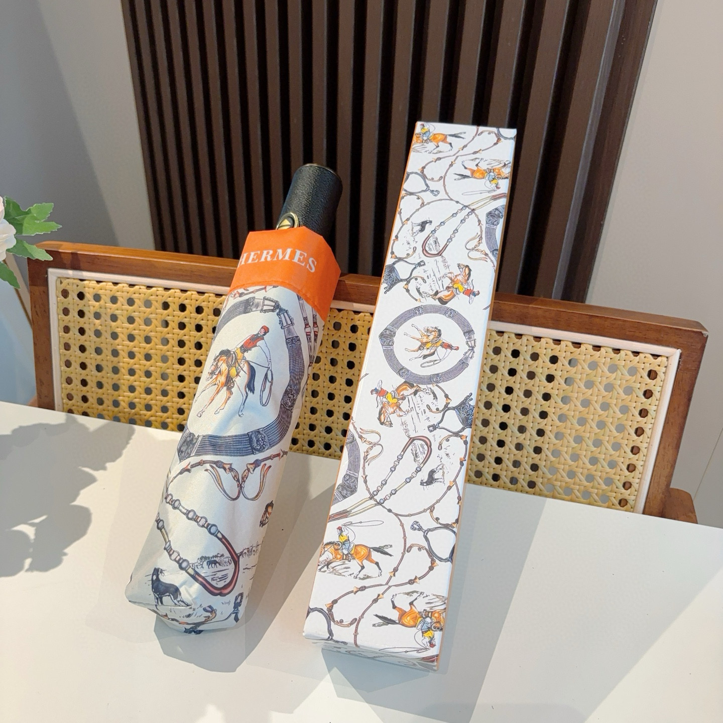 爱马仕（Hermès）   新款 极品H家三折自动伞重磅呈现 以其精湛的工艺技术和源源不断的想像力 新涂