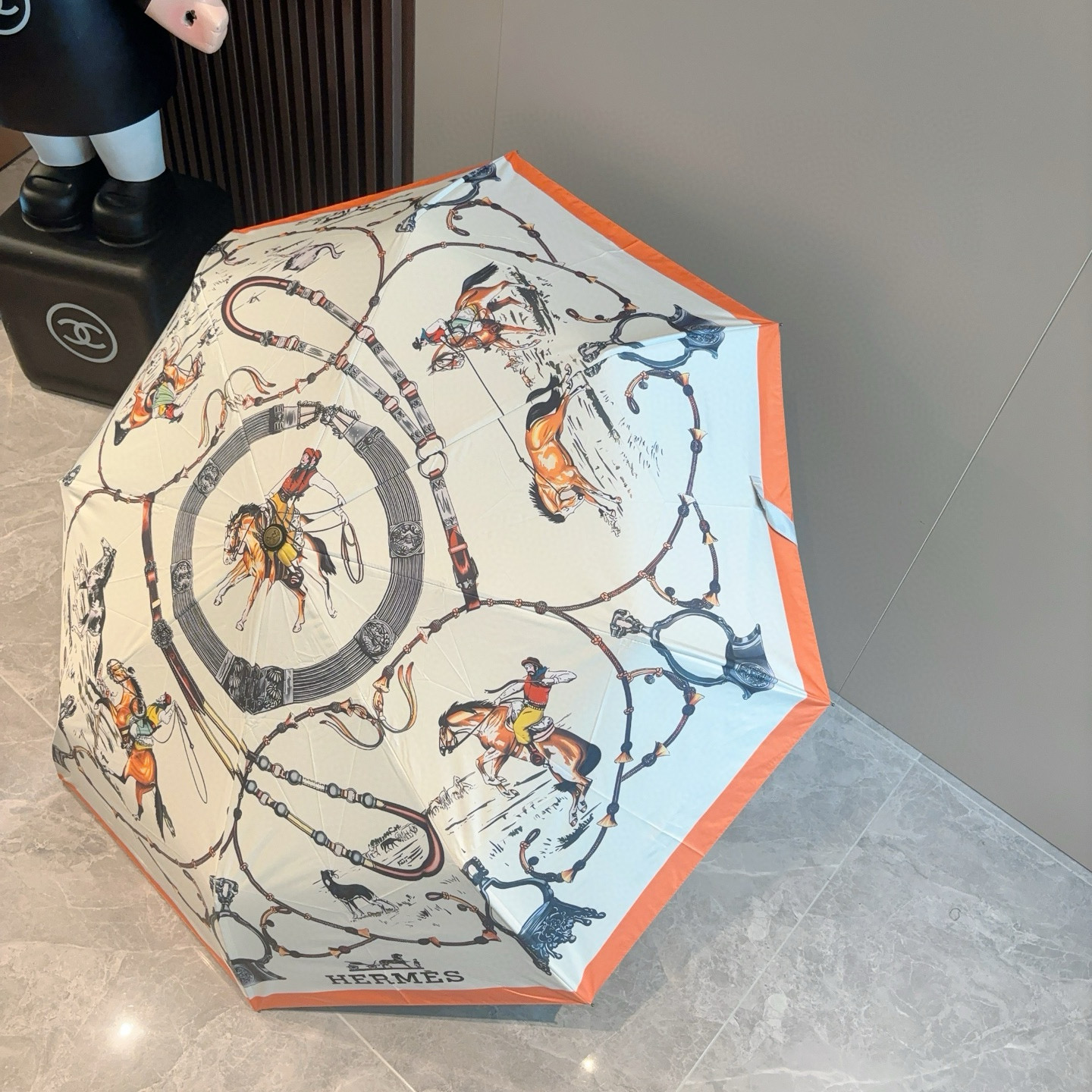 爱马仕（Hermès）   新款 极品H家三折自动伞重磅呈现 以其精湛的工艺技术和源源不断的想像力 新涂