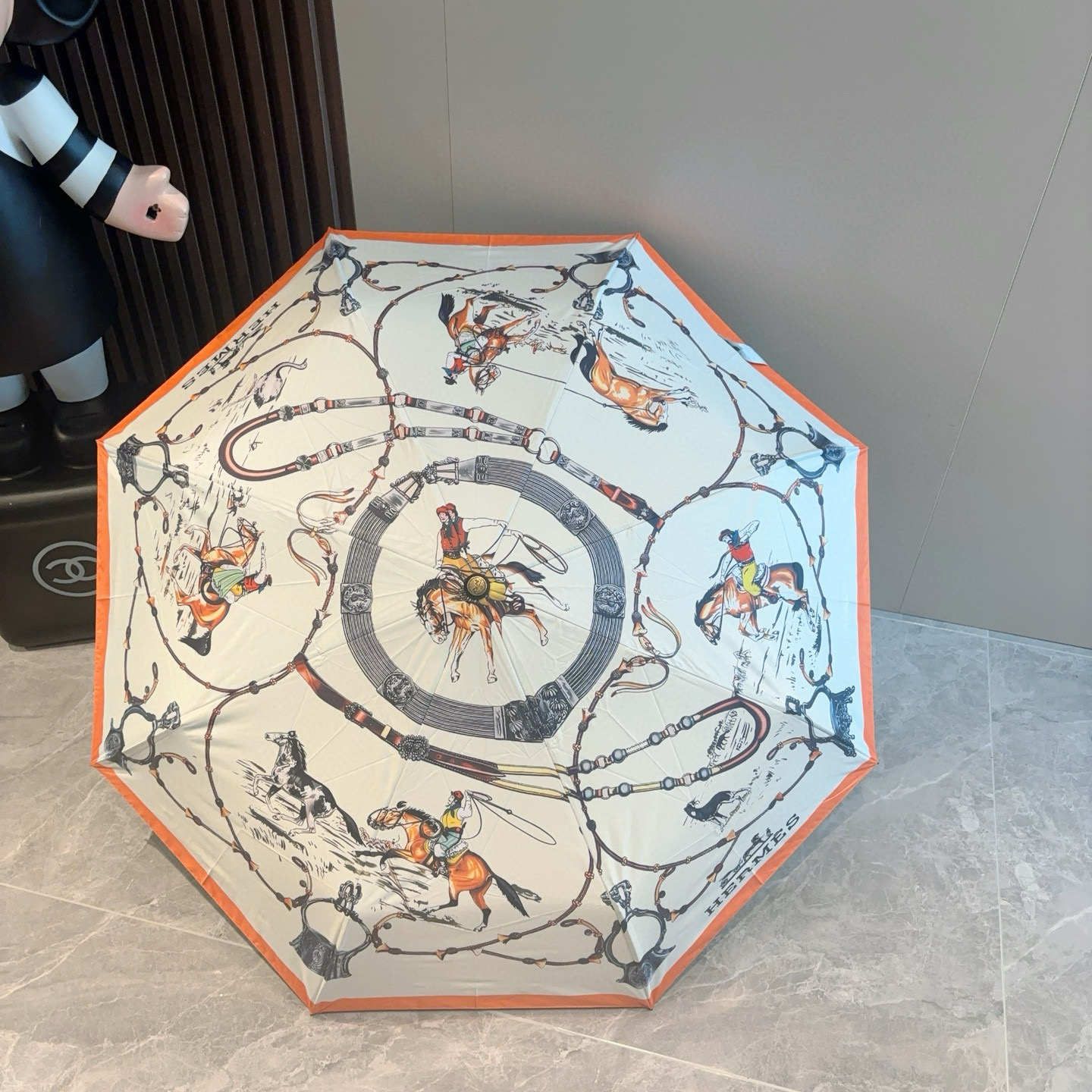 爱马仕（Hermès）   新款 极品H家三折自动伞重磅呈现 以其精湛的工艺技术和源源不断的想像力 新涂
