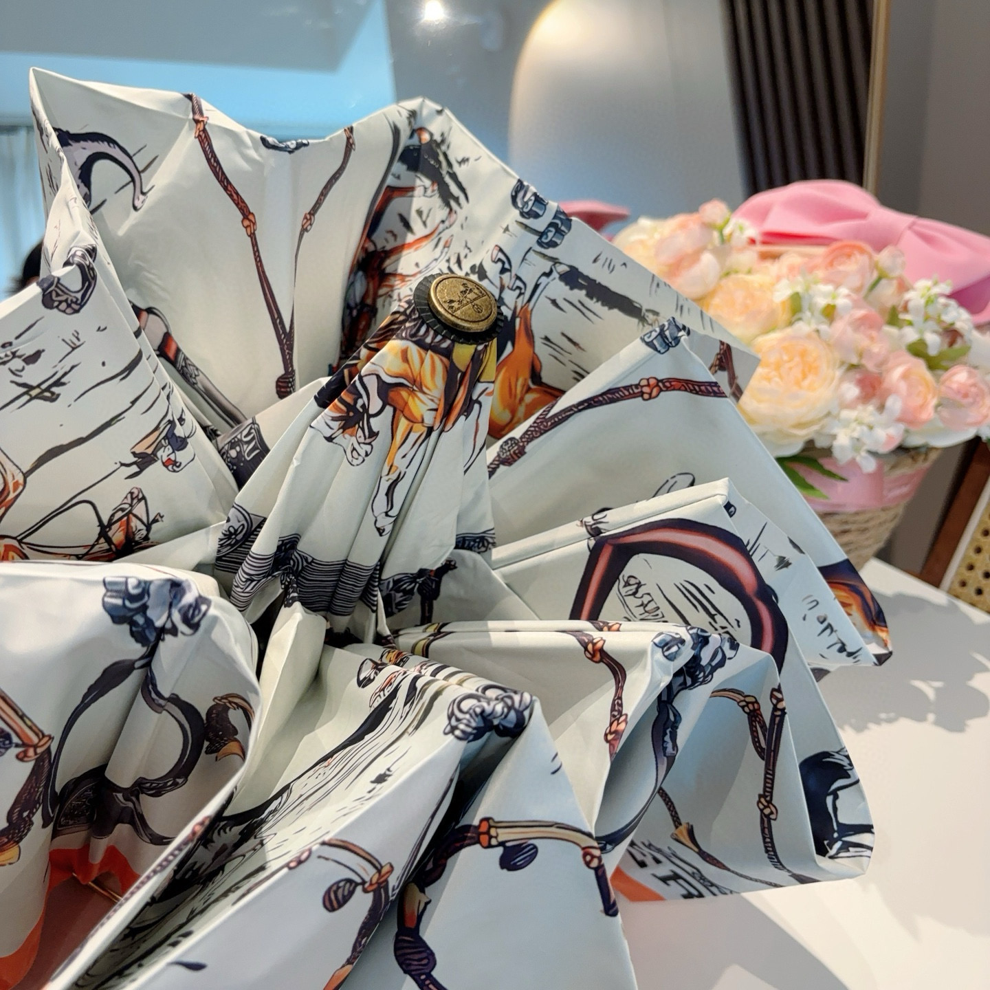 爱马仕（Hermès）   新款 极品H家三折自动伞重磅呈现 以其精湛的工艺技术和源源不断的想像力 新涂