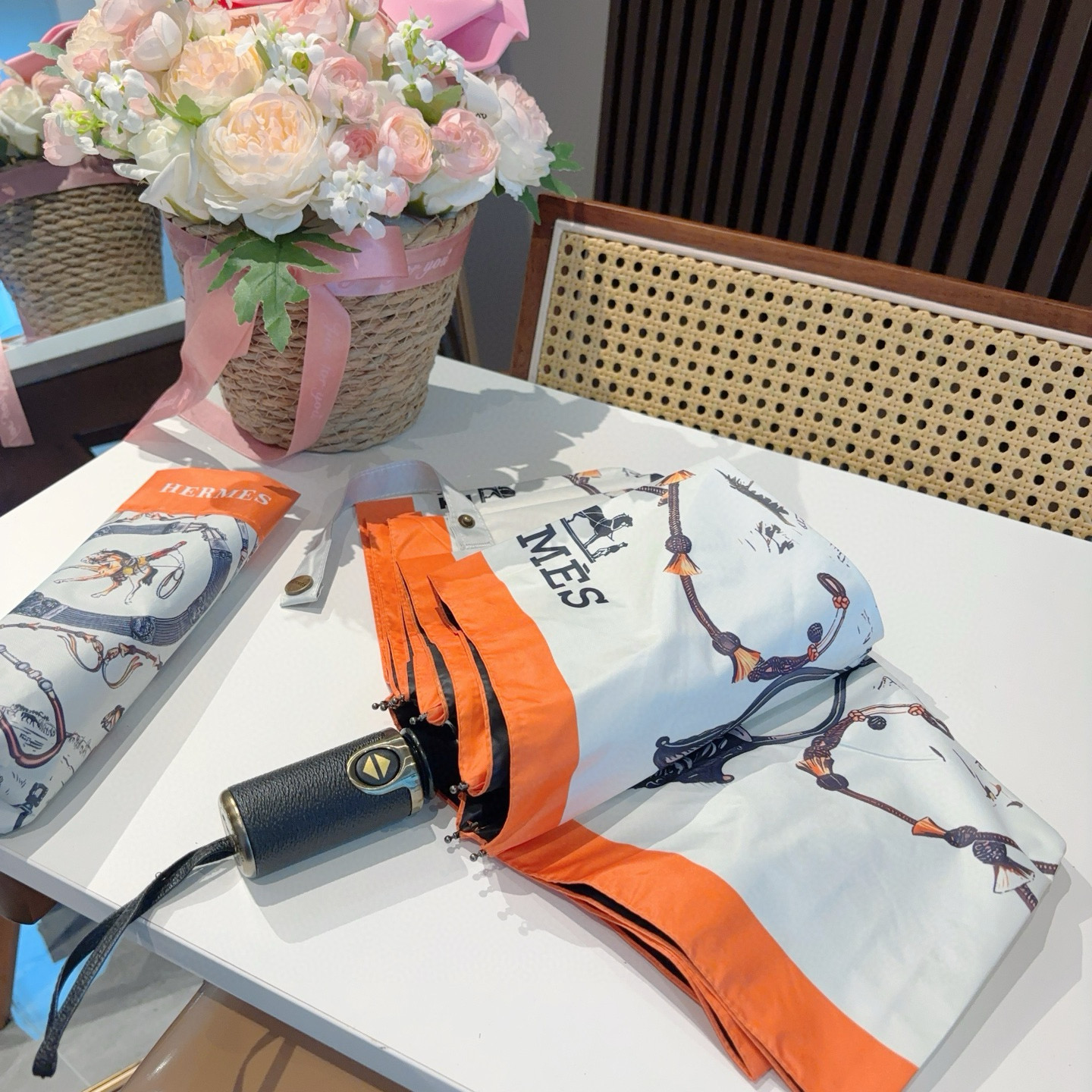 爱马仕（Hermès）   新款 极品H家三折自动伞重磅呈现 以其精湛的工艺技术和源源不断的想像力 新涂