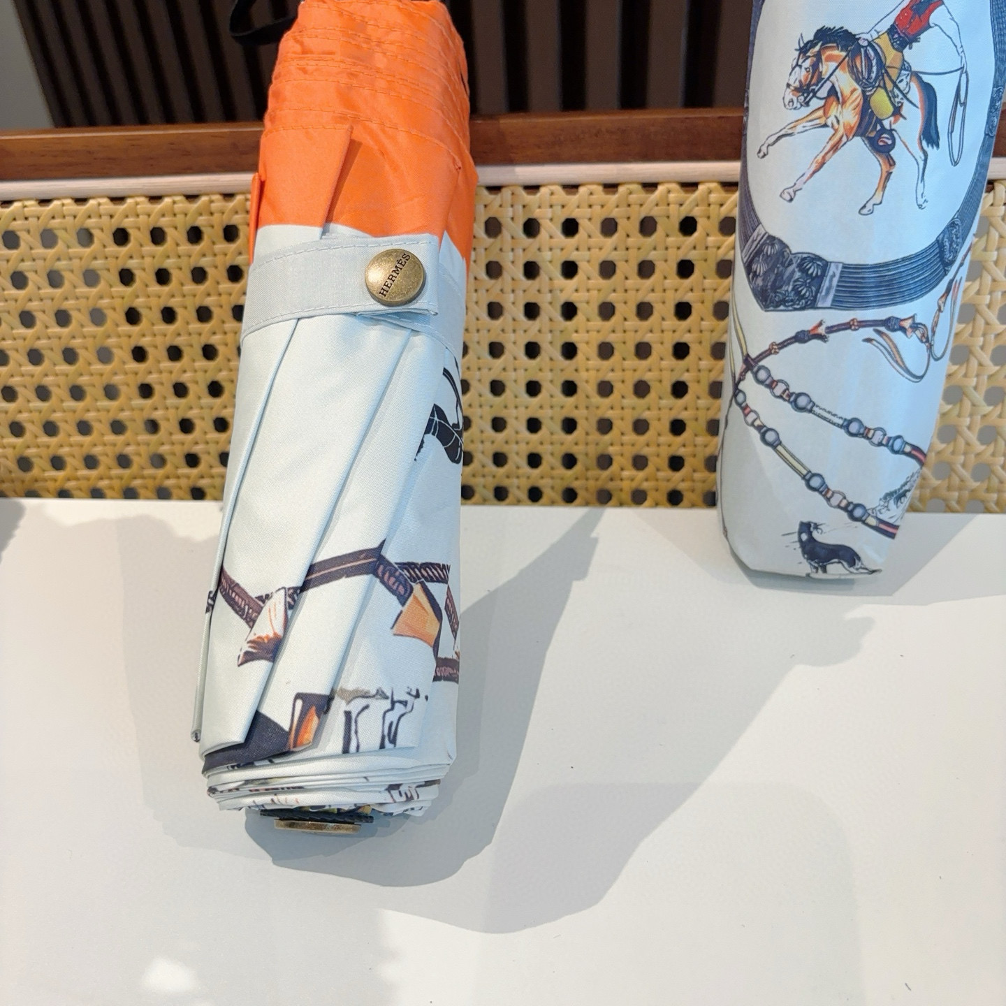 爱马仕（Hermès）   新款 极品H家三折自动伞重磅呈现 以其精湛的工艺技术和源源不断的想像力 新涂