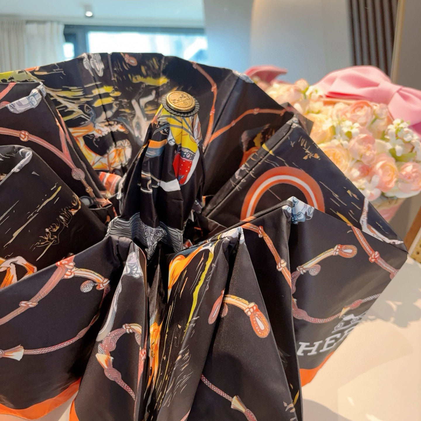 爱马仕（Hermès）   新款 极品H家三折自动伞重磅呈现 以其精湛的工艺技术和源源不断的想像力 新涂