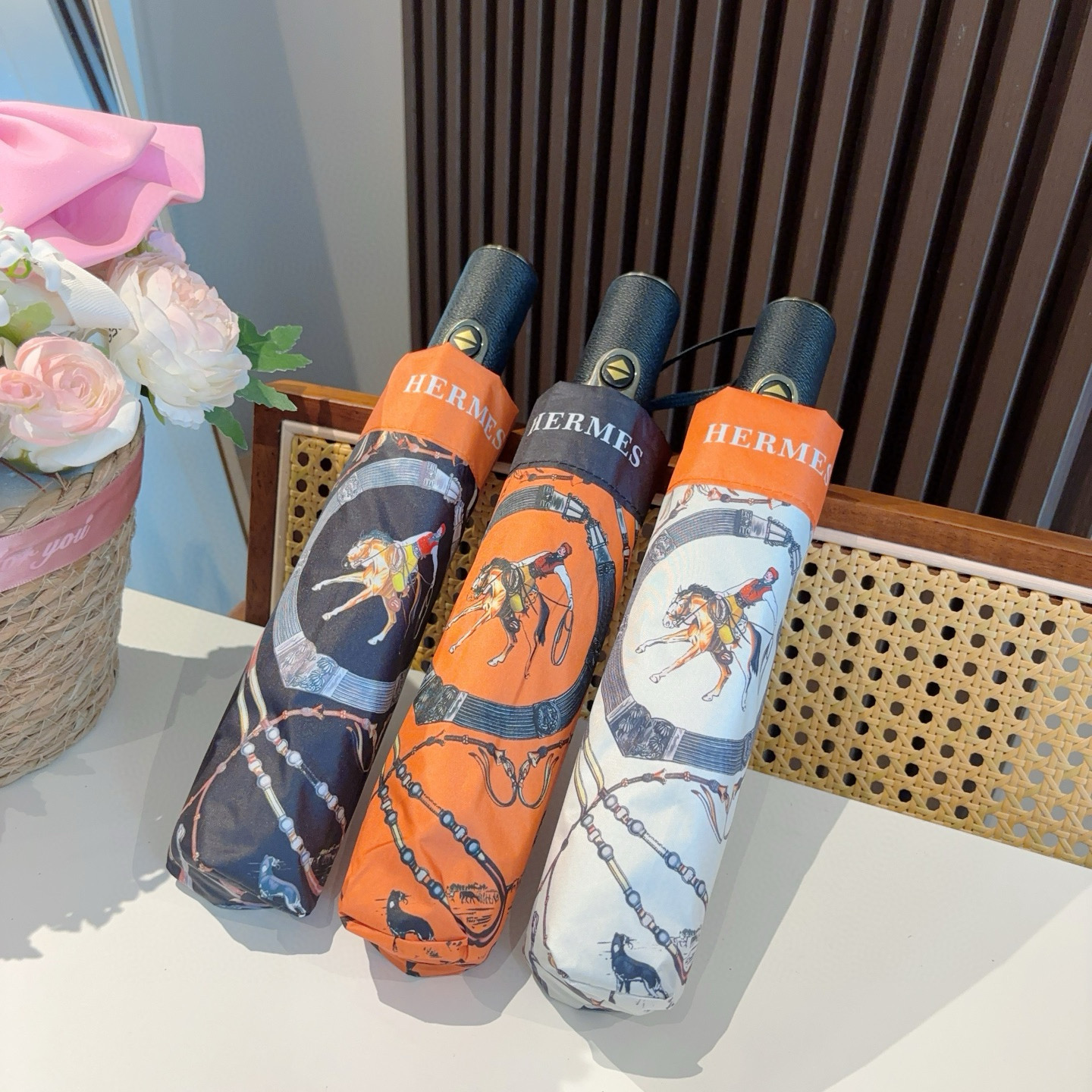爱马仕（Hermès）   新款 极品H家三折自动伞重磅呈现 以其精湛的工艺技术和源源不断的想像力 新涂