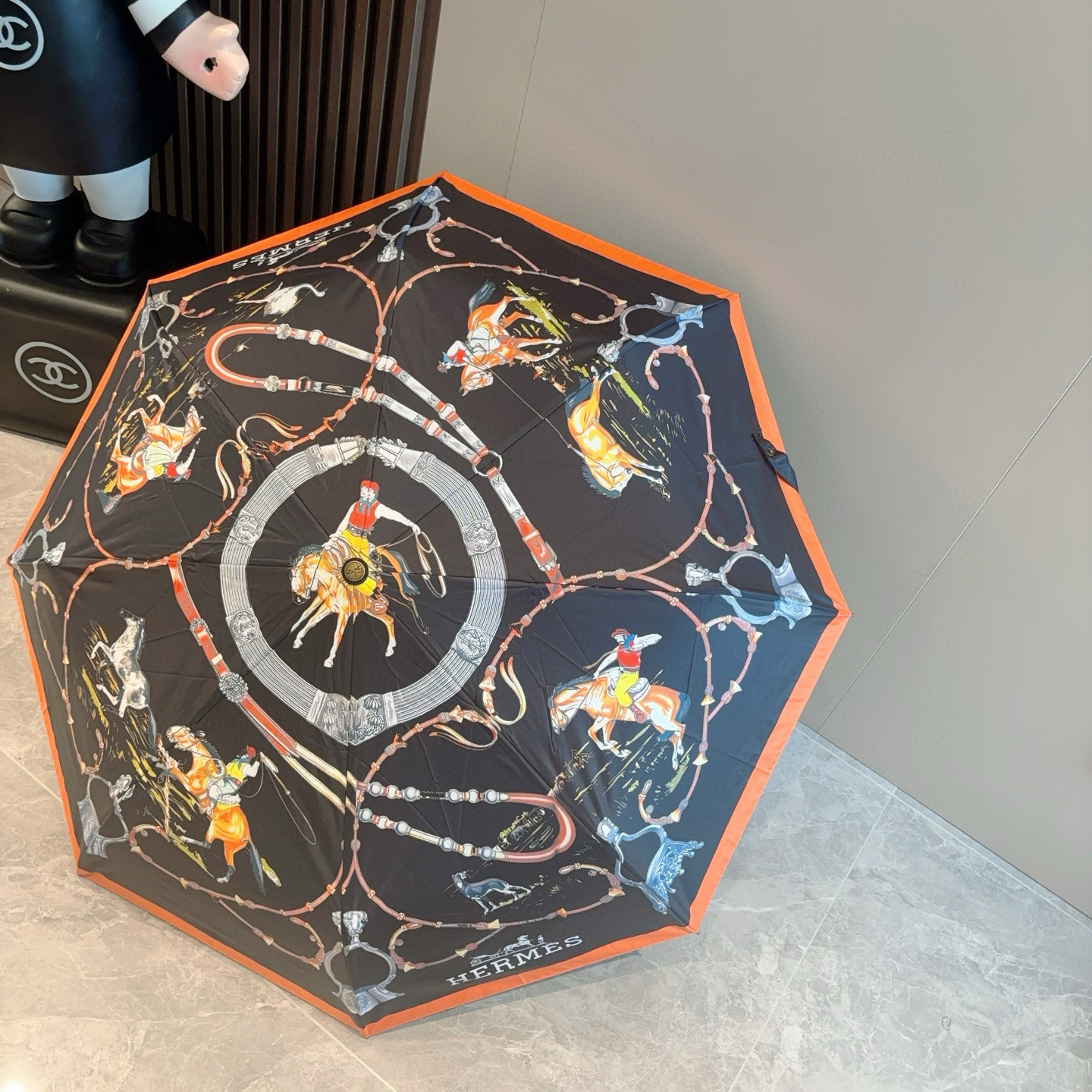 爱马仕（Hermès）   新款 极品H家三折自动伞重磅呈现 以其精湛的工艺技术和源源不断的想像力 新涂