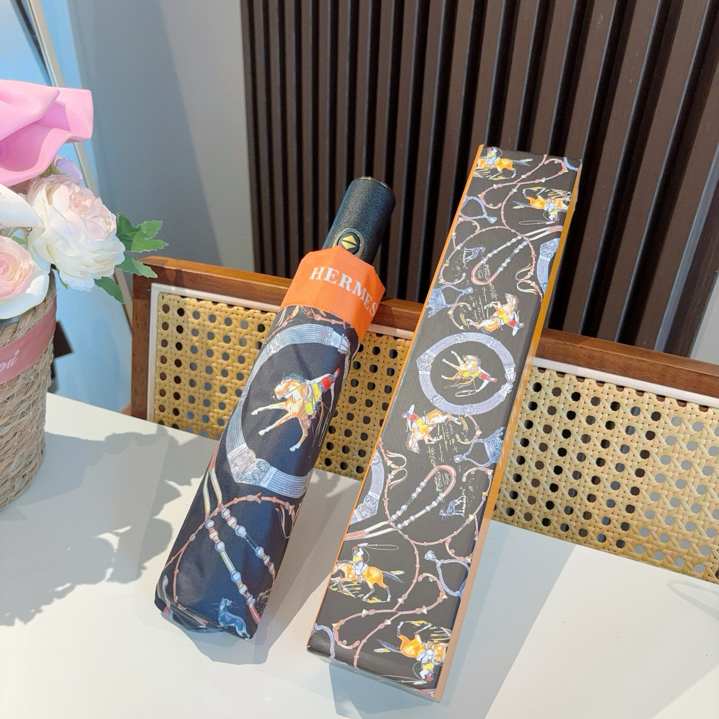 爱马仕（Hermès）   新款 极品H家三折自动伞重磅呈现 以其精湛的工艺技术和源源不断的想像力 新涂