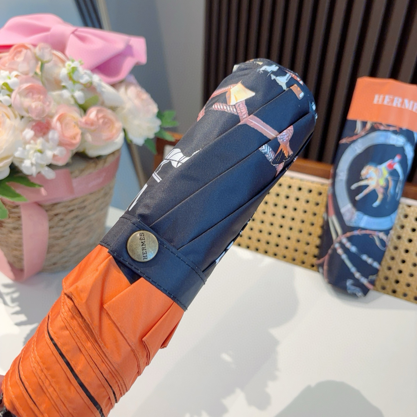 爱马仕（Hermès）   新款 极品H家三折自动伞重磅呈现 以其精湛的工艺技术和源源不断的想像力 新涂