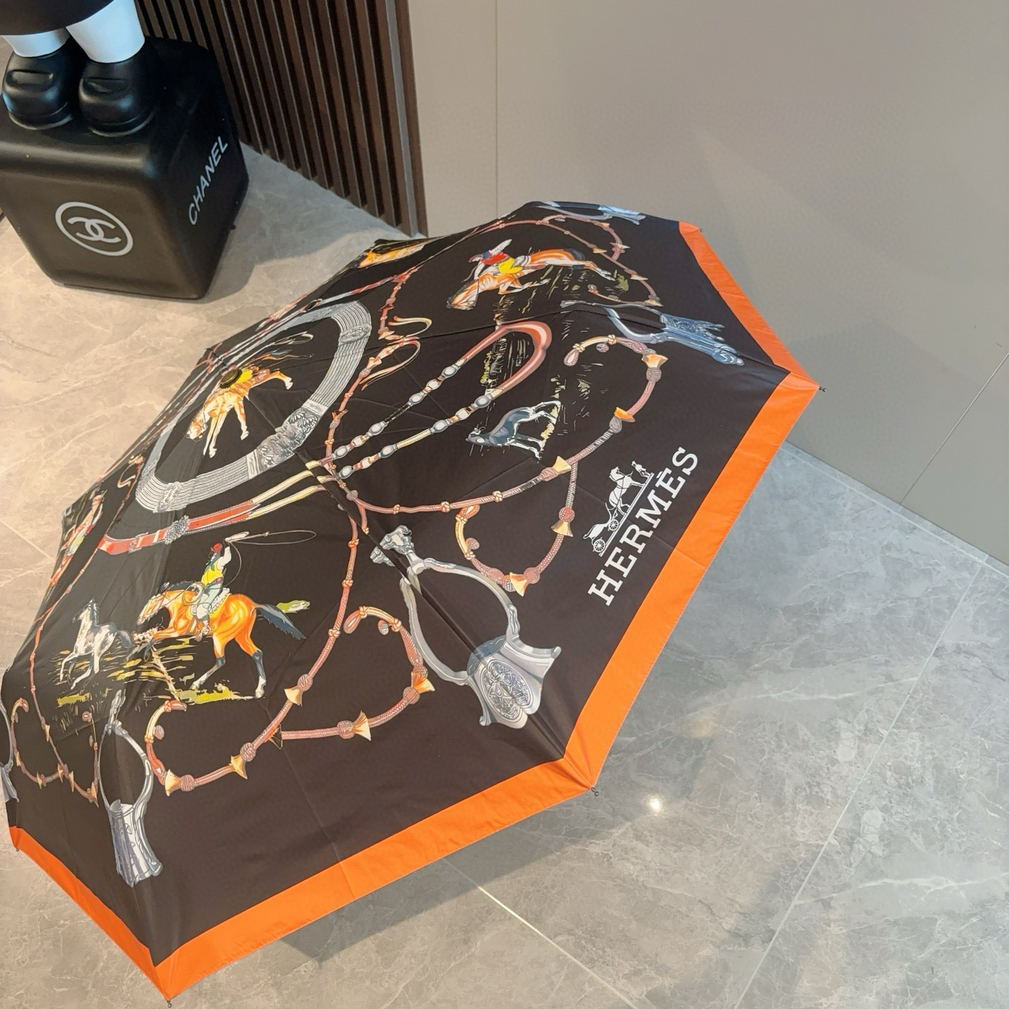 爱马仕（Hermès）   新款 极品H家三折自动伞重磅呈现 以其精湛的工艺技术和源源不断的想像力 新涂
