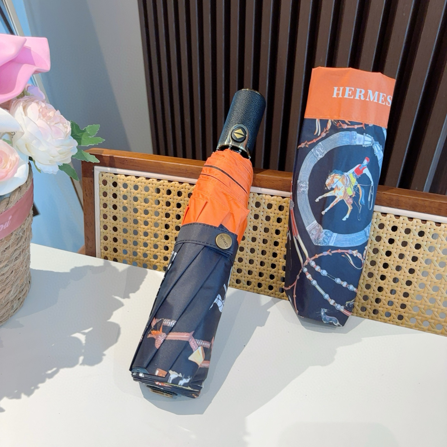 爱马仕（Hermès）   新款 极品H家三折自动伞重磅呈现 以其精湛的工艺技术和源源不断的想像力 新涂