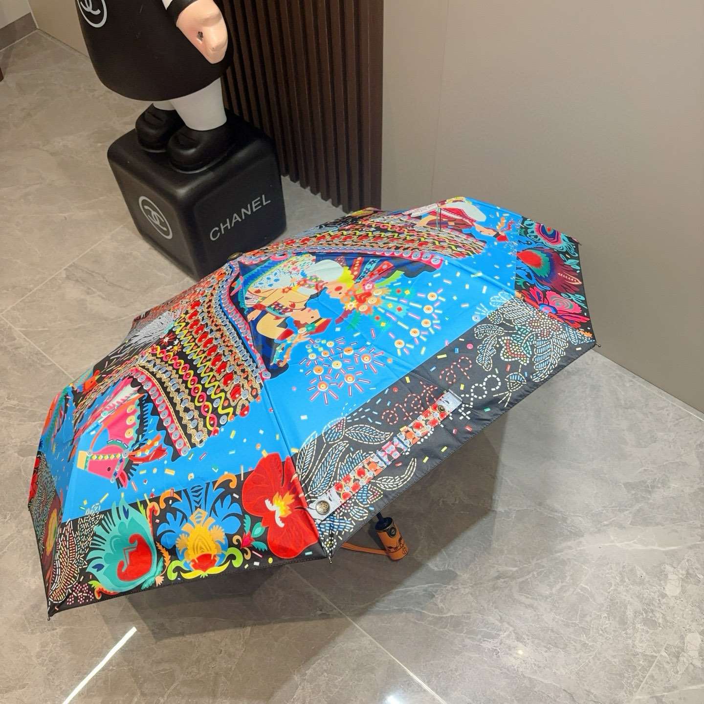 爱马仕（Hermès）   新款 极品H家三折自动伞重磅呈现 以其精湛的工艺技术和源源不断的想像力 新涂