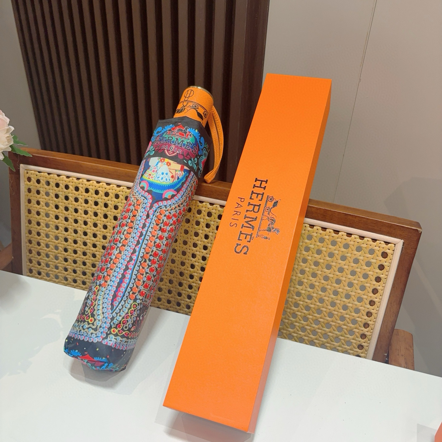 爱马仕（Hermès）   新款 极品H家三折自动伞重磅呈现 以其精湛的工艺技术和源源不断的想像力 新涂