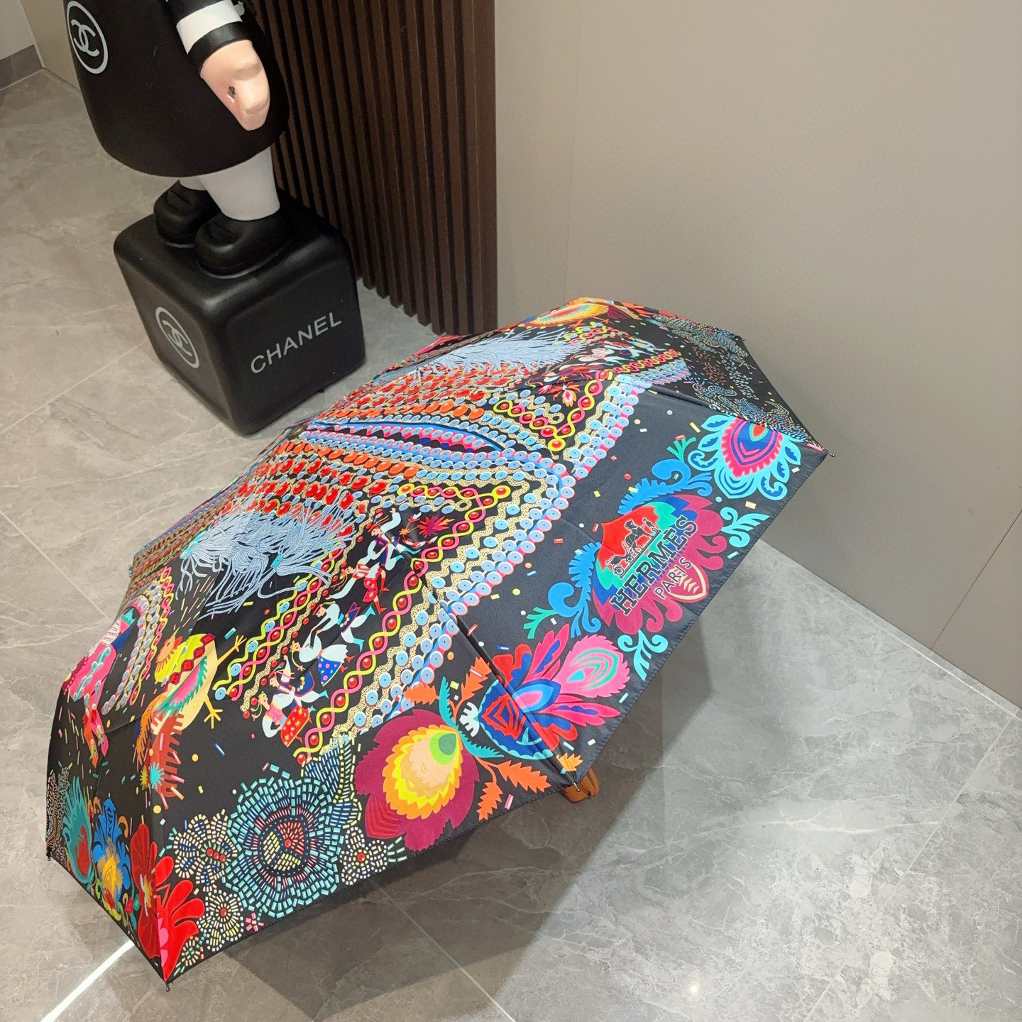 爱马仕（Hermès）   新款 极品H家三折自动伞重磅呈现 以其精湛的工艺技术和源源不断的想像力 新涂