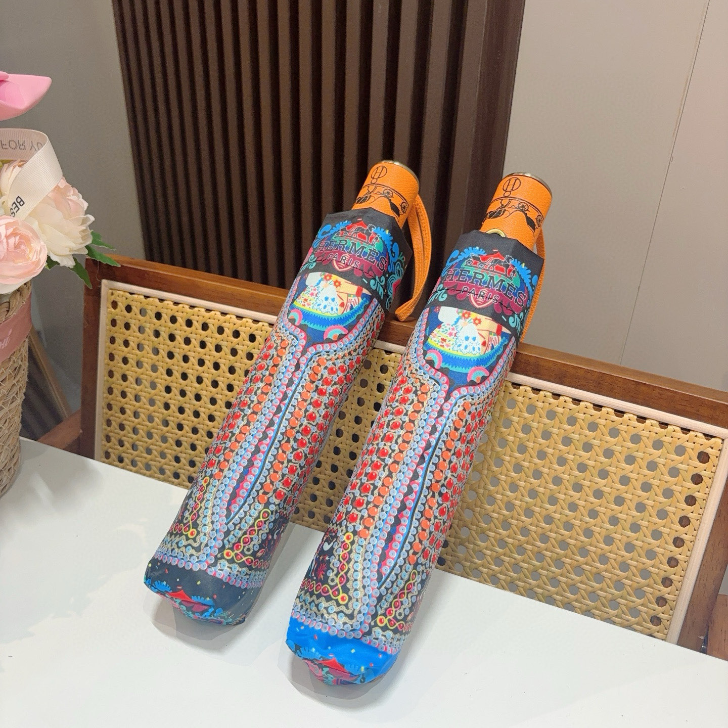 爱马仕（Hermès）   新款 极品H家三折自动伞重磅呈现 以其精湛的工艺技术和源源不断的想像力 新涂