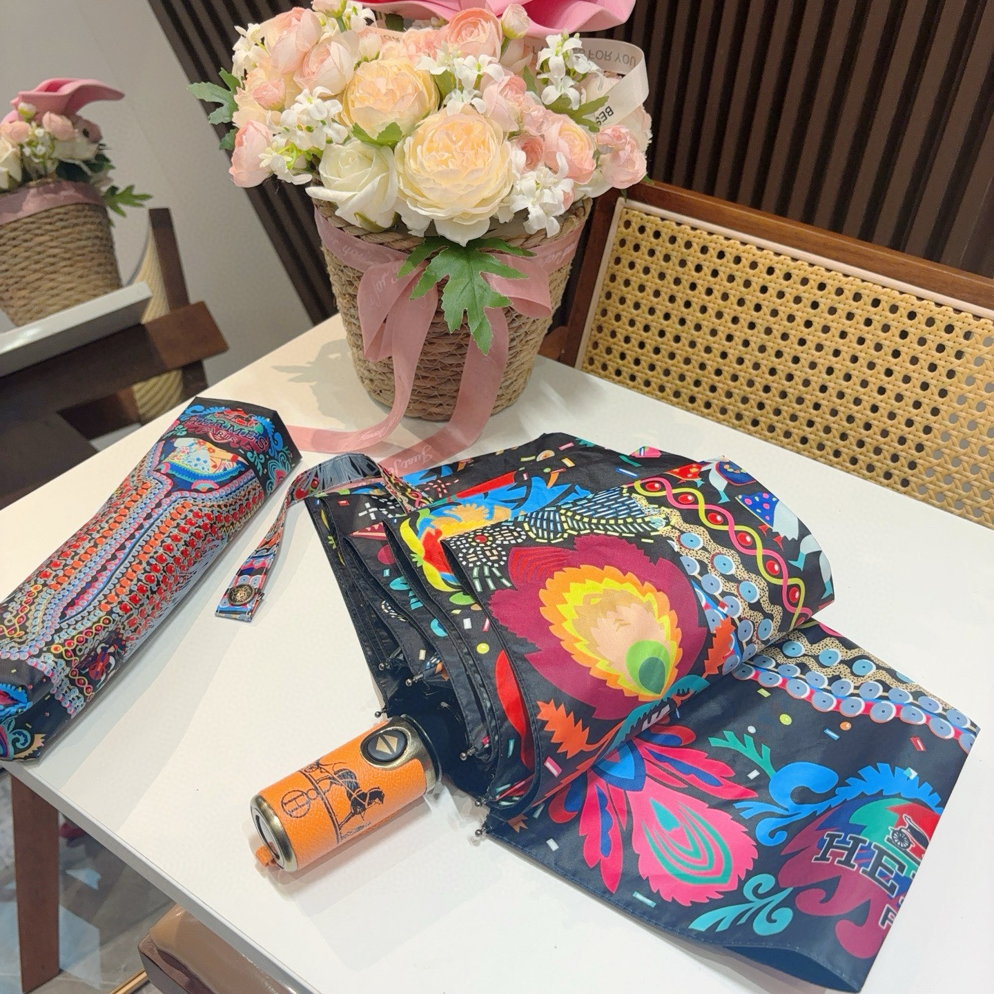 爱马仕（Hermès）   新款 极品H家三折自动伞重磅呈现 以其精湛的工艺技术和源源不断的想像力 新涂