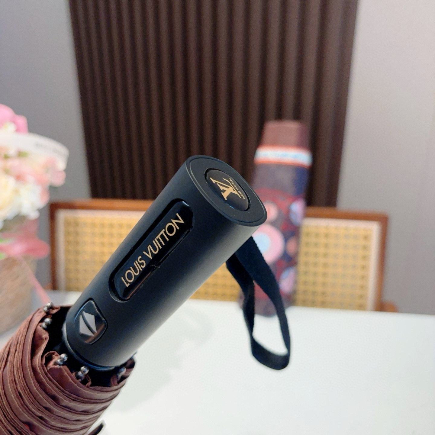  LOUIS VUITTON （路易威登）2025新款 经典字母 三折自动折叠晴雨伞 新涂层技术深色伞面