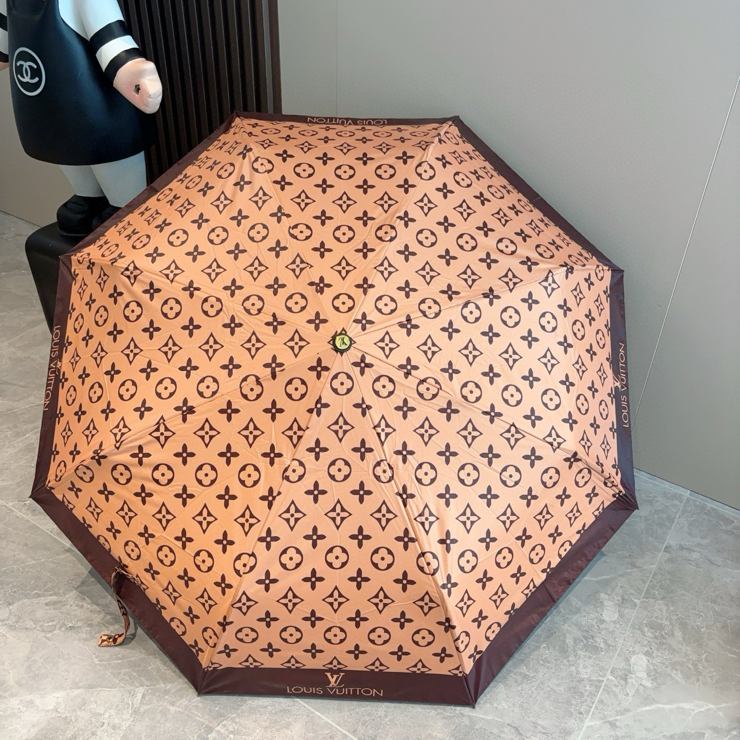  LOUIS VUITTON （路易威登）2025新款 经典字母 三折自动折叠晴雨伞 新涂层技术深色伞面