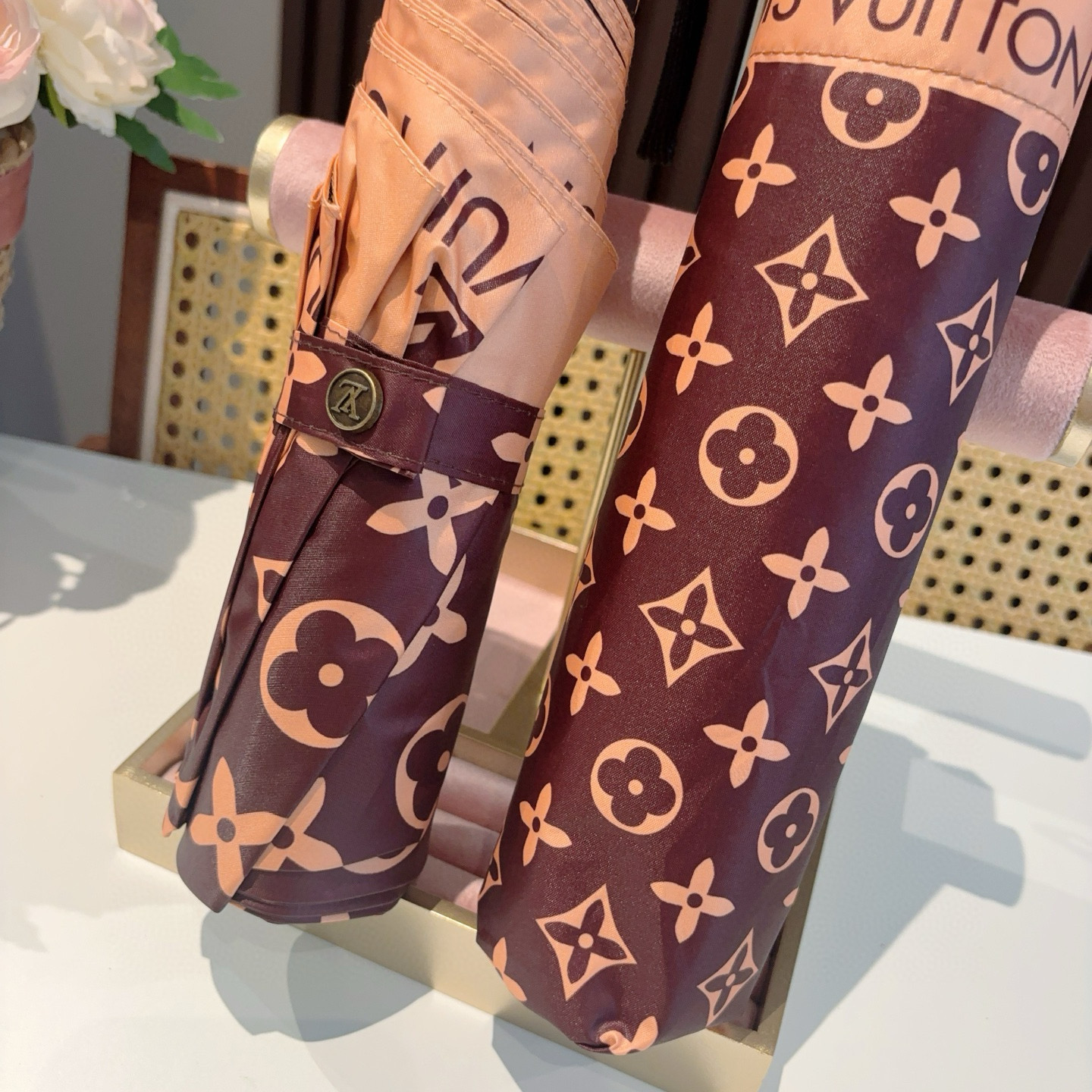  LOUIS VUITTON （路易威登）2025新款 经典字母 三折自动折叠晴雨伞 新涂层技术深色伞面