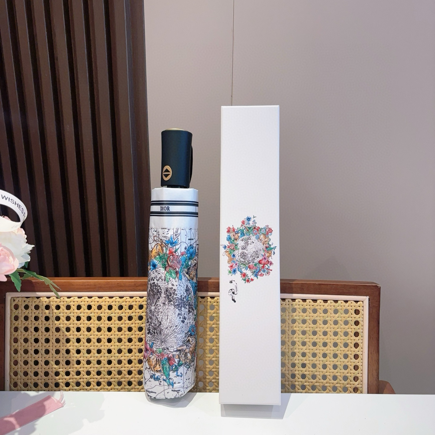  DIOR（迪奥）三折自动折叠晴雨伞  时尚原单代工品质 细节精致 看得见的品质 打破一成不变 色泽纯正