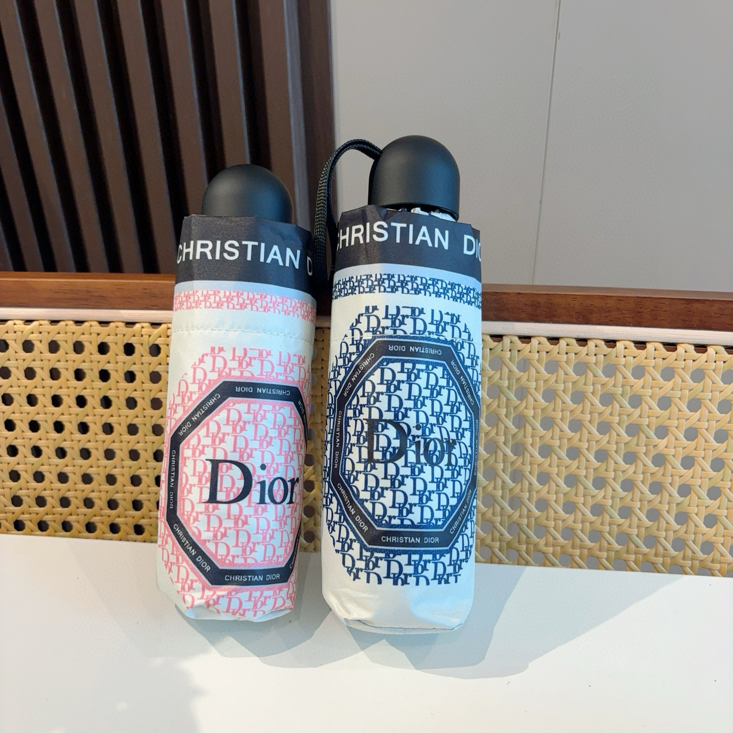  DIOR （迪奥） 五折手开折叠伞 超轻口袋 仅18cm  热卖款 时尚指数爆表 无论晴天雨天使用都相