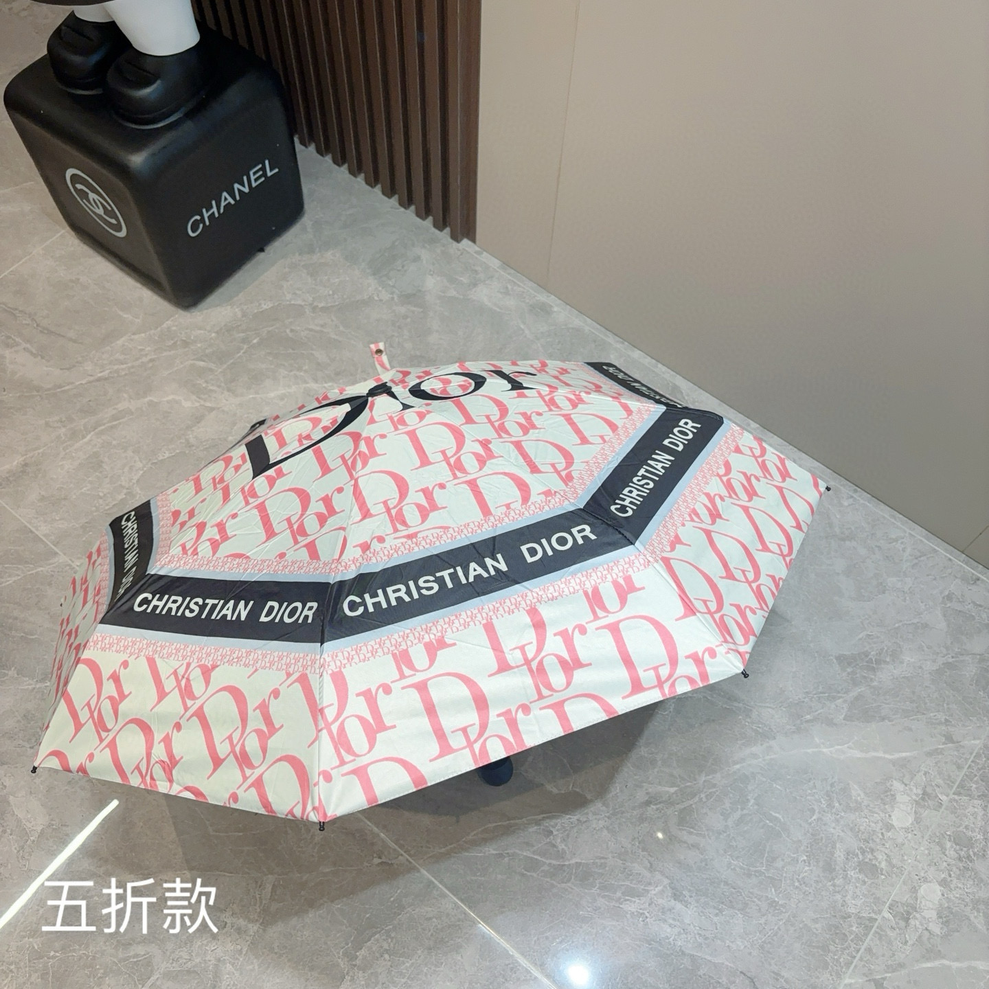  DIOR （迪奥） 五折手开折叠伞 超轻口袋 仅18cm  热卖款 时尚指数爆表 无论晴天雨天使用都相