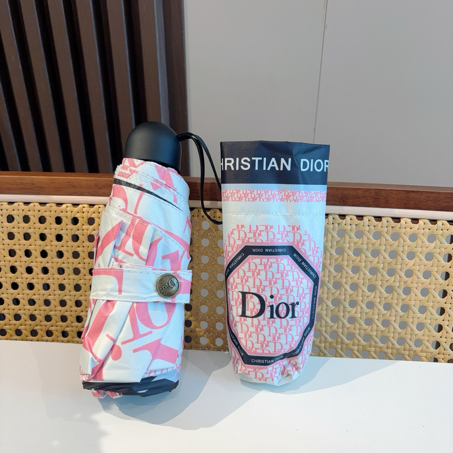  DIOR （迪奥） 五折手开折叠伞 超轻口袋 仅18cm  热卖款 时尚指数爆表 无论晴天雨天使用都相